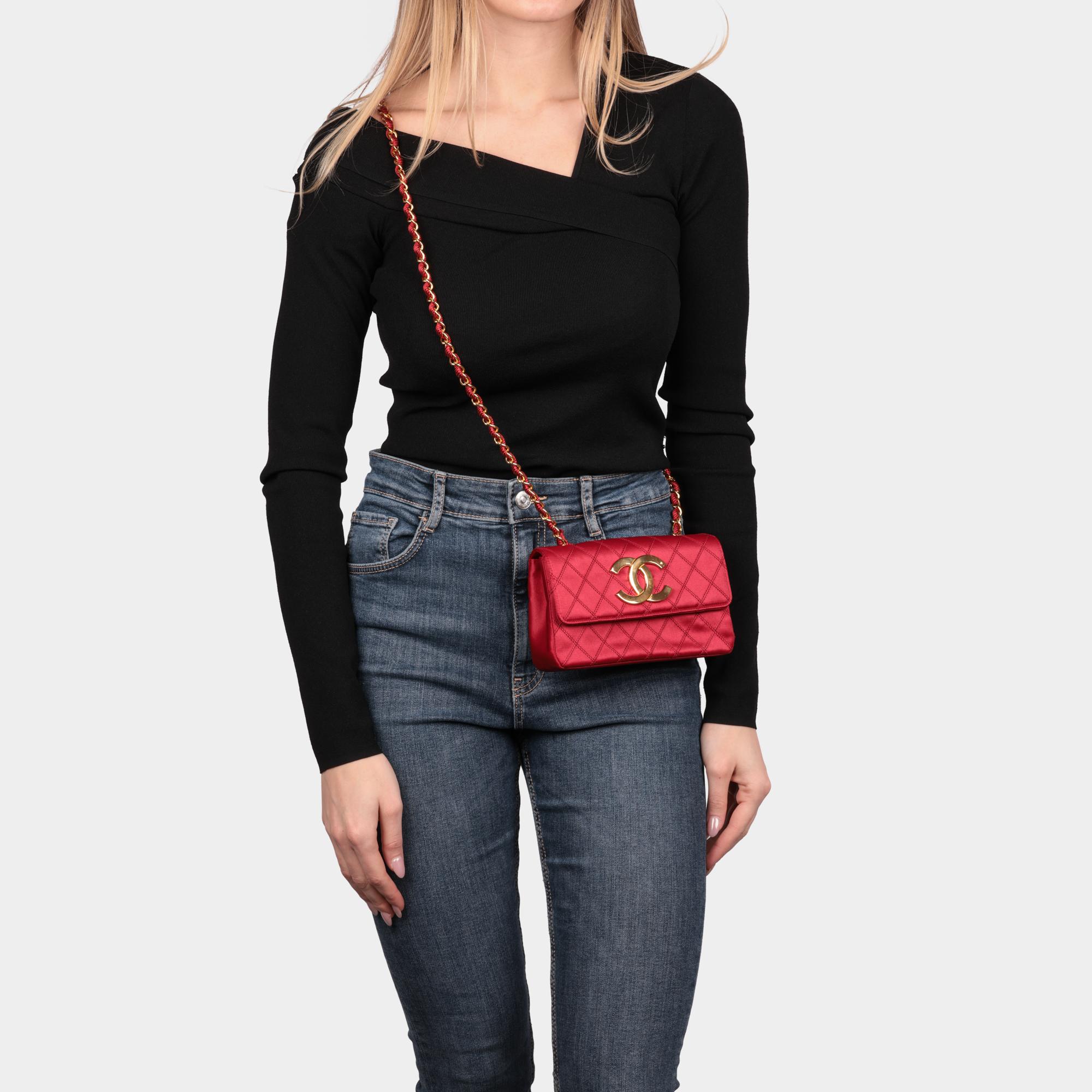 CHANEL Mini bolso acolchado de satén rojo Vintage XL rectangular con solapa en venta 7