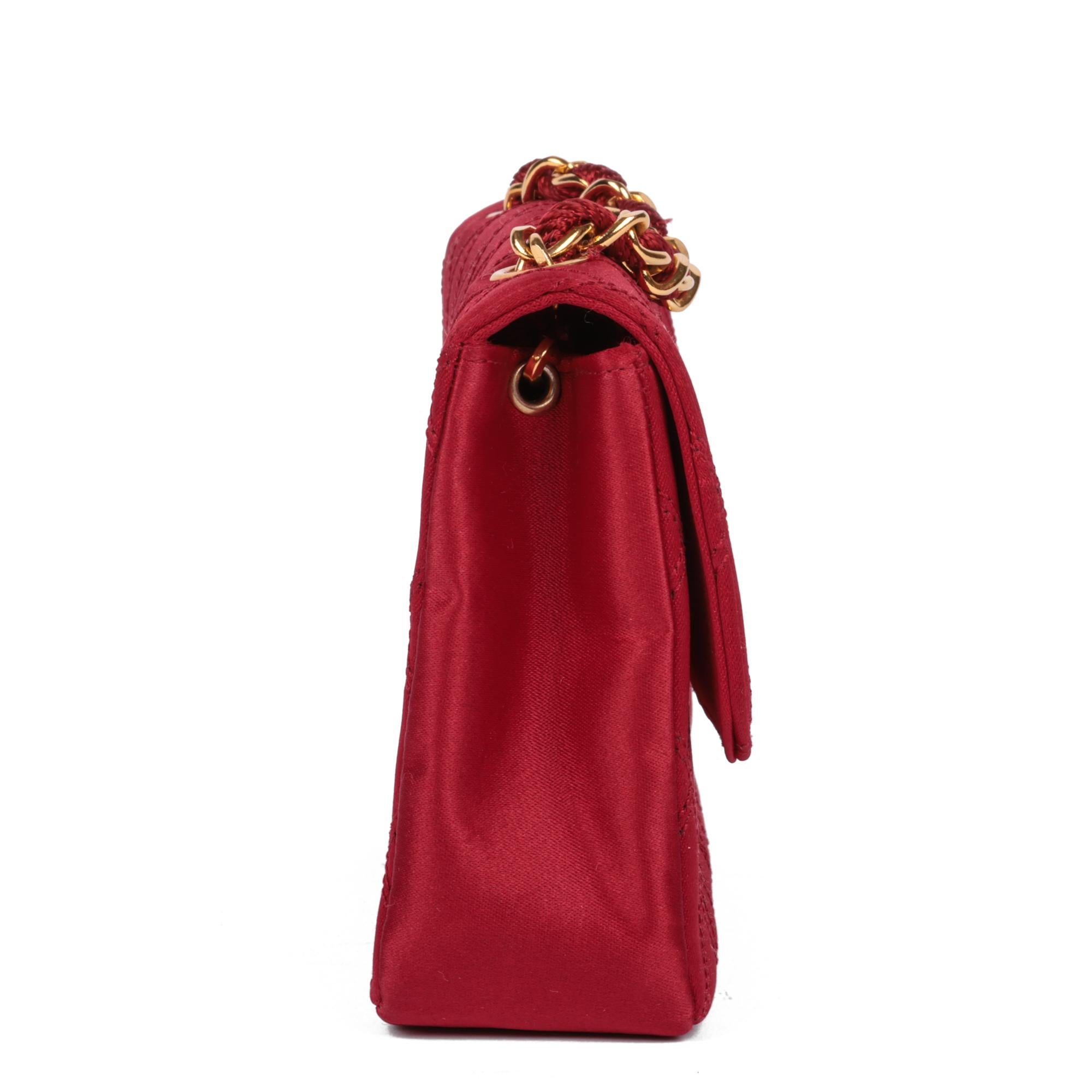 CHANEL Mini bolso acolchado de satén rojo Vintage XL rectangular con solapa Rojo en venta