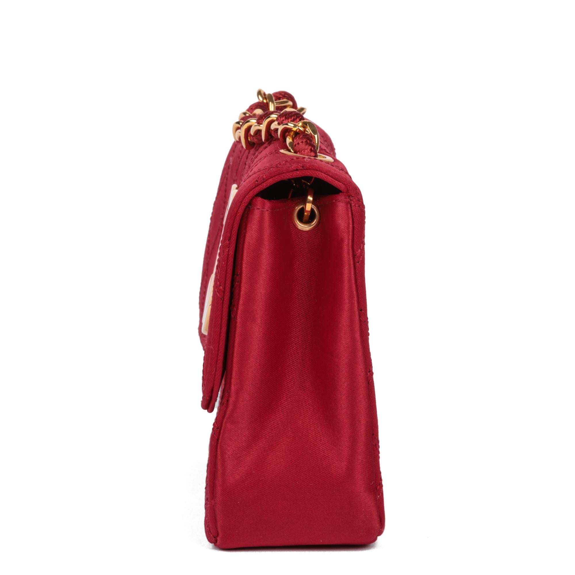 CHANEL Rote, gesteppte, rechteckige Vintage XL-Mini-Klappentasche aus Satin Damen im Angebot