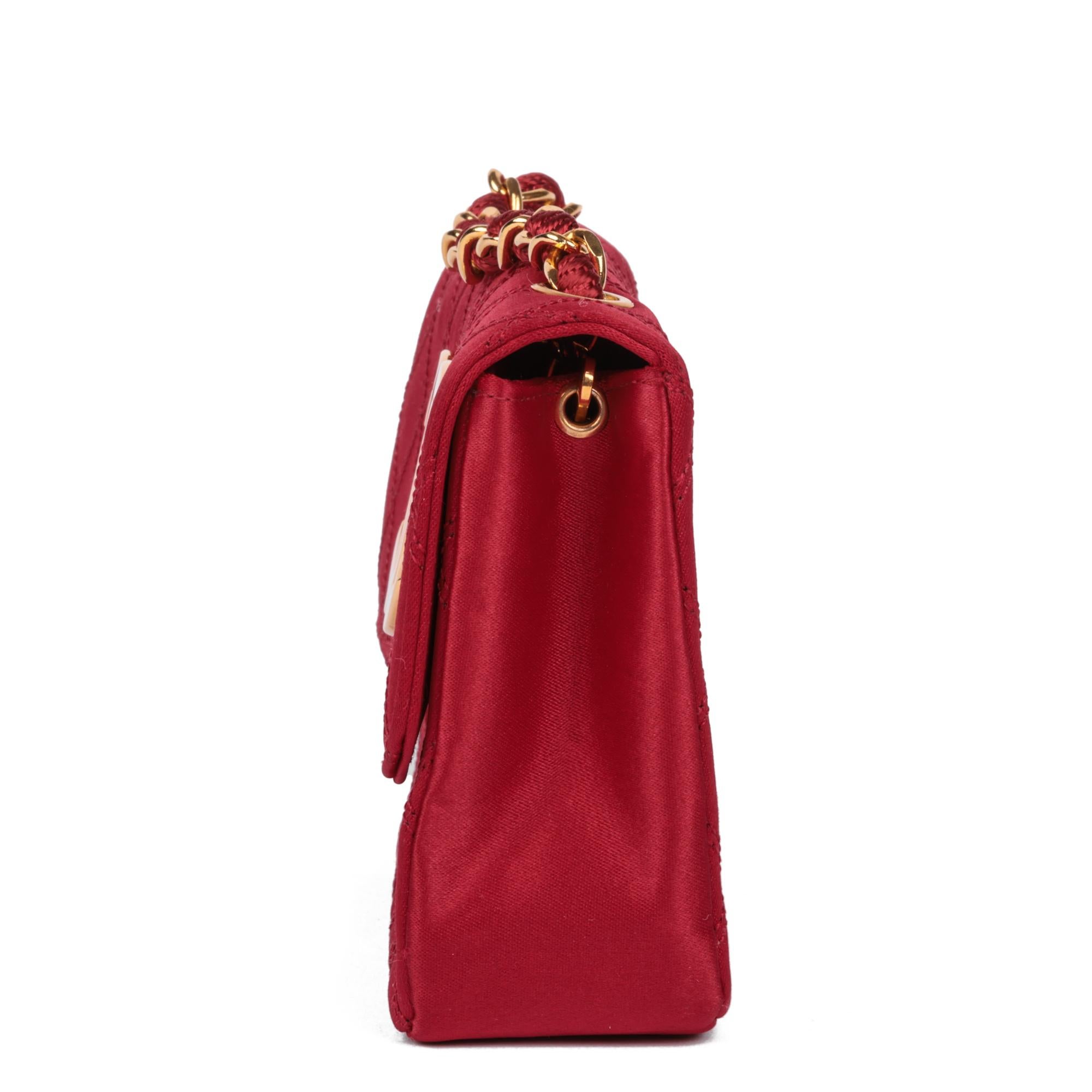 CHANEL Mini bolso acolchado de satén rojo Vintage XL rectangular con solapa en Excelente estado para la venta en Bishop's Stortford, Hertfordshire
