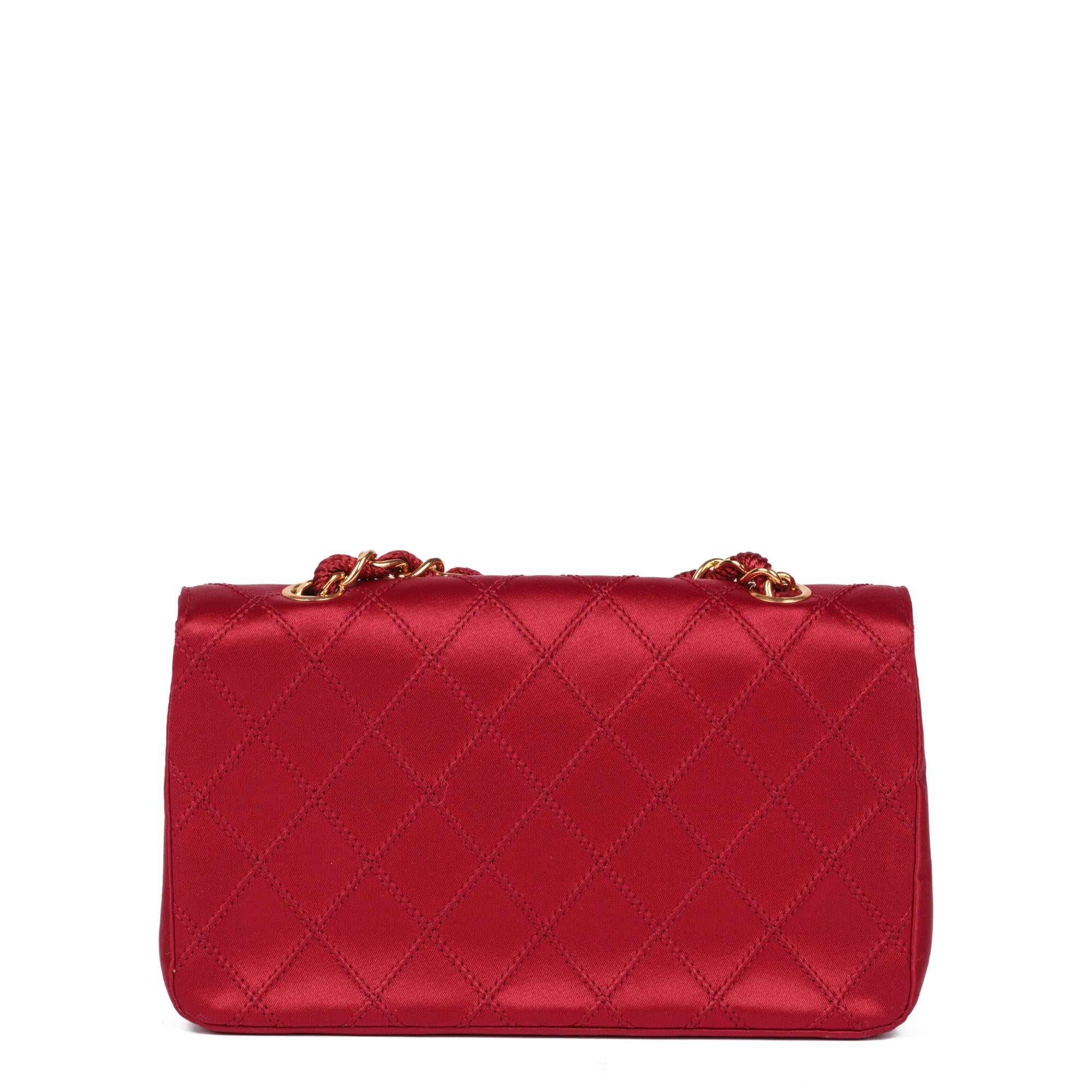 De las mujeres CHANEL Mini bolso acolchado de satén rojo Vintage XL rectangular con solapa en venta