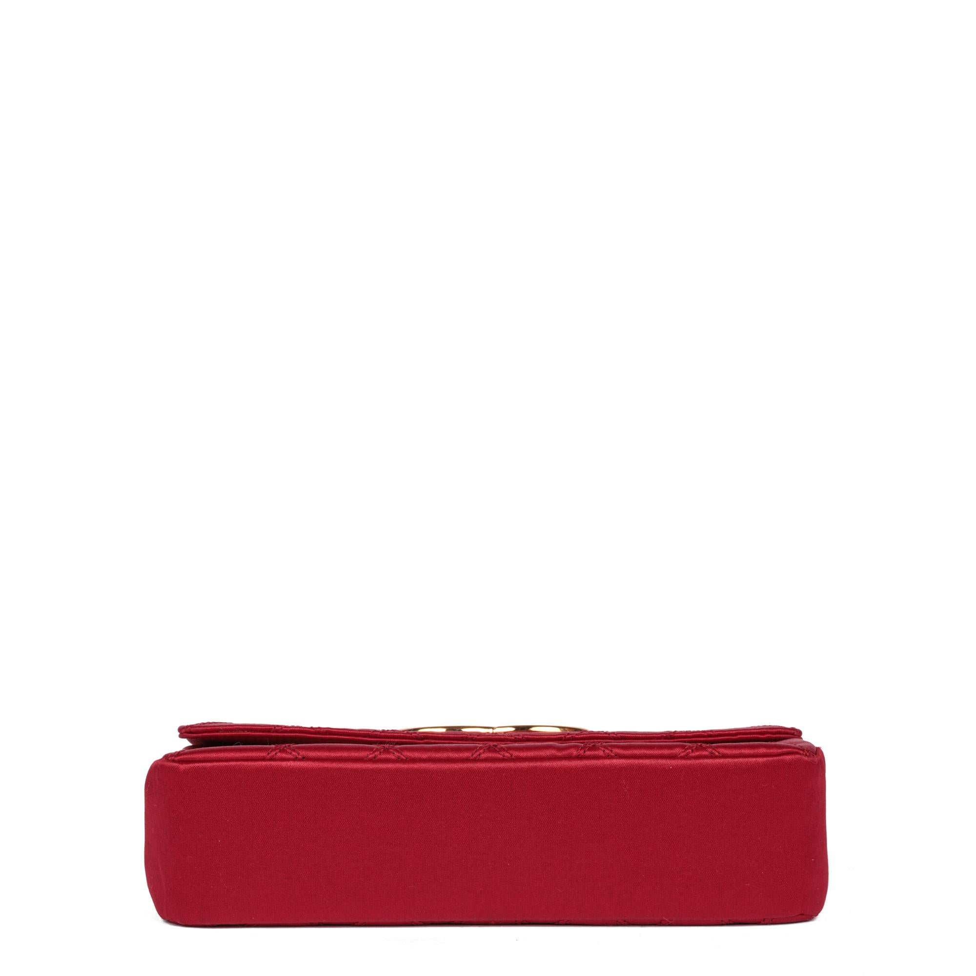 CHANEL Rote, gesteppte, rechteckige Vintage XL-Mini-Klappentasche aus Satin im Angebot 2