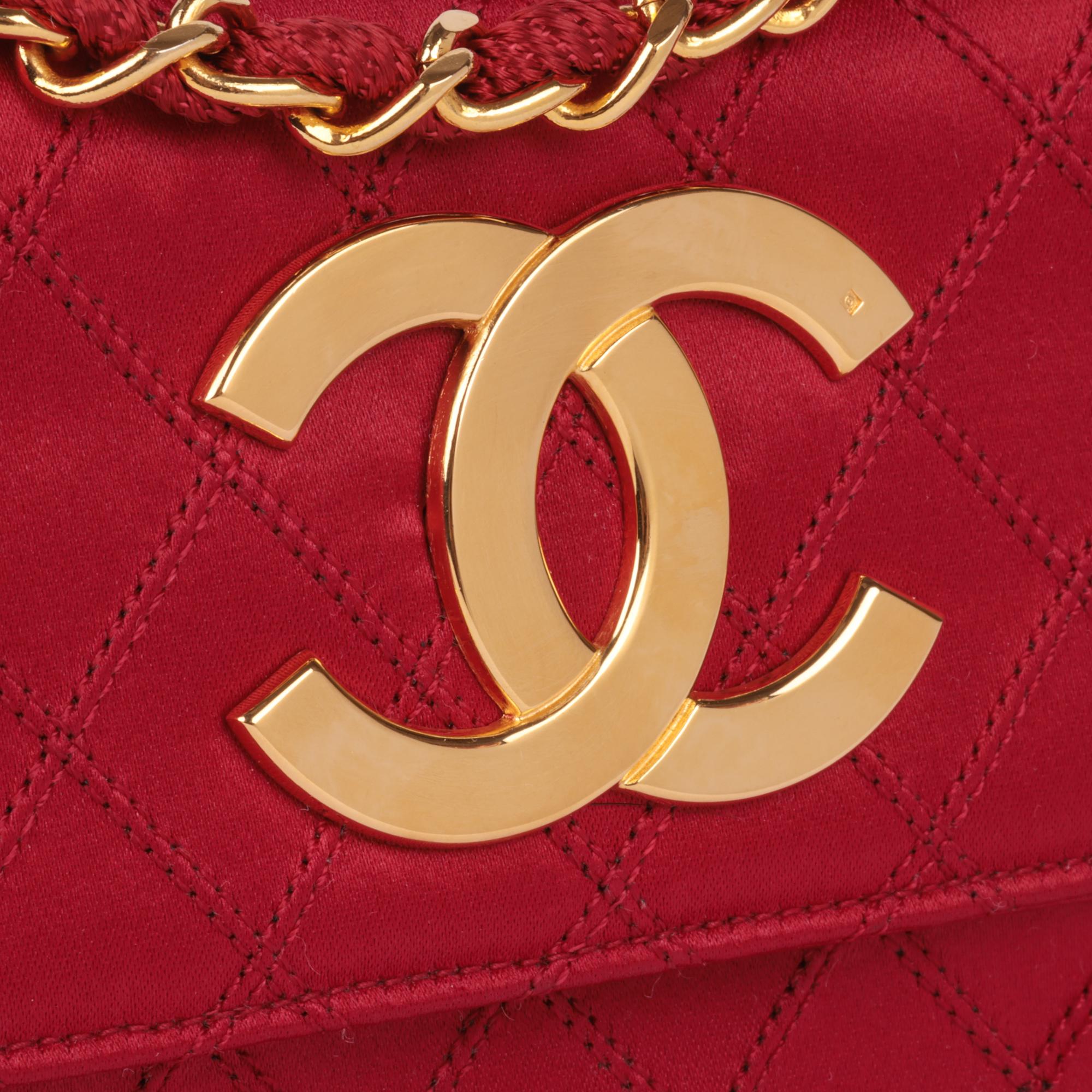 CHANEL Mini bolso acolchado de satén rojo Vintage XL rectangular con solapa en venta 2