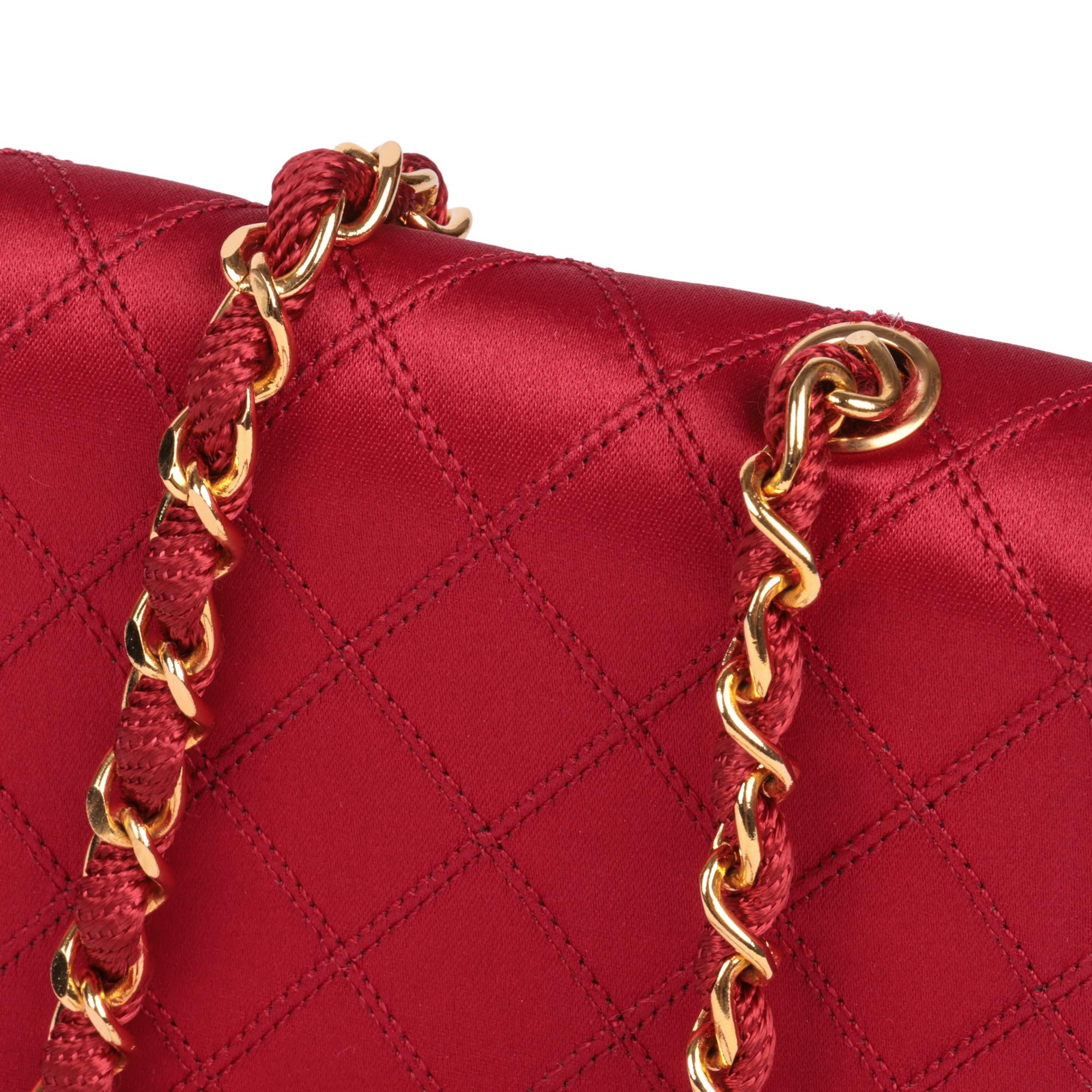 CHANEL Mini bolso acolchado de satén rojo Vintage XL rectangular con solapa en venta 3