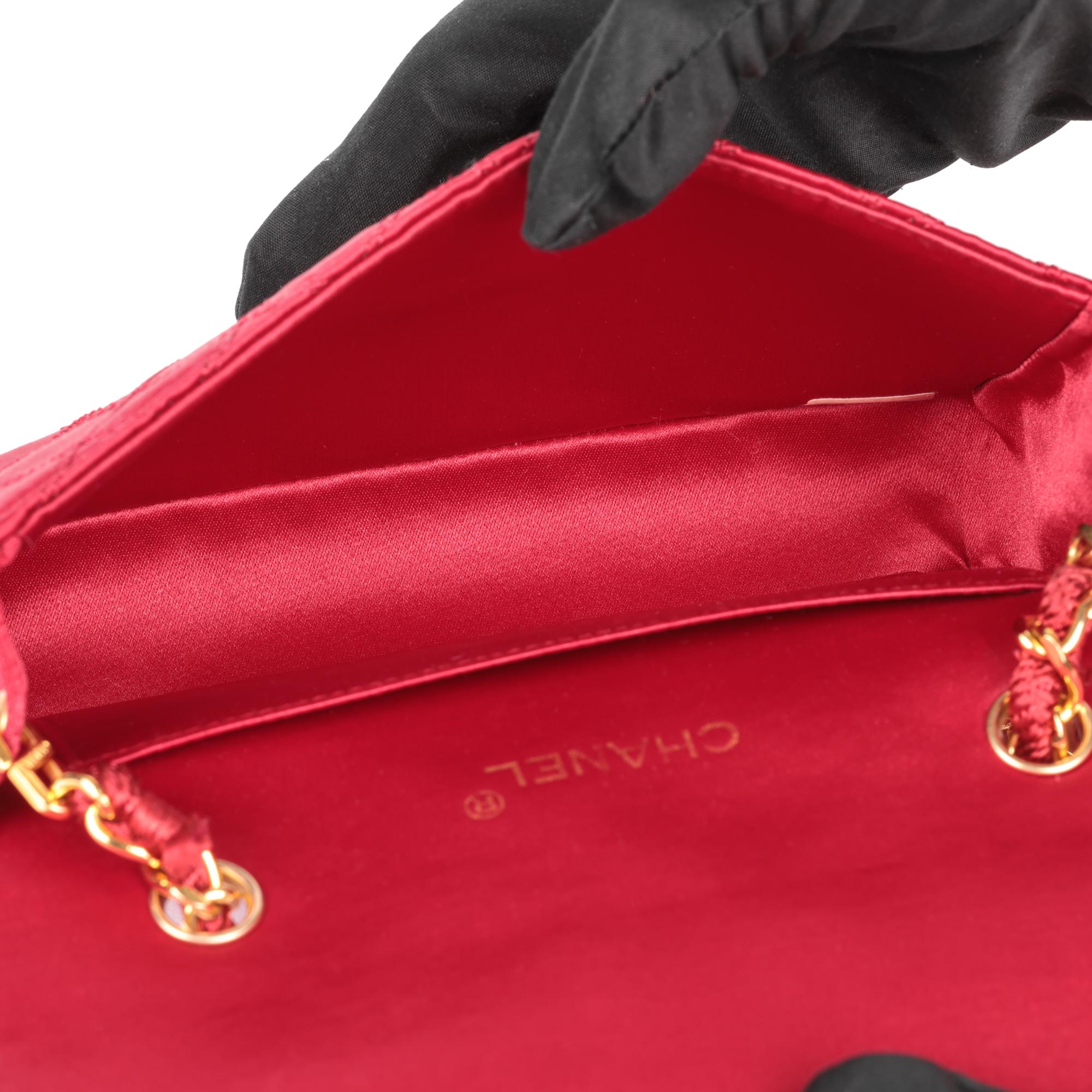 CHANEL Mini bolso acolchado de satén rojo Vintage XL rectangular con solapa en venta 4