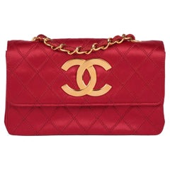 CHANEL Mini sac à rabat rectangulaire rouge en satin matelassé vintage XL