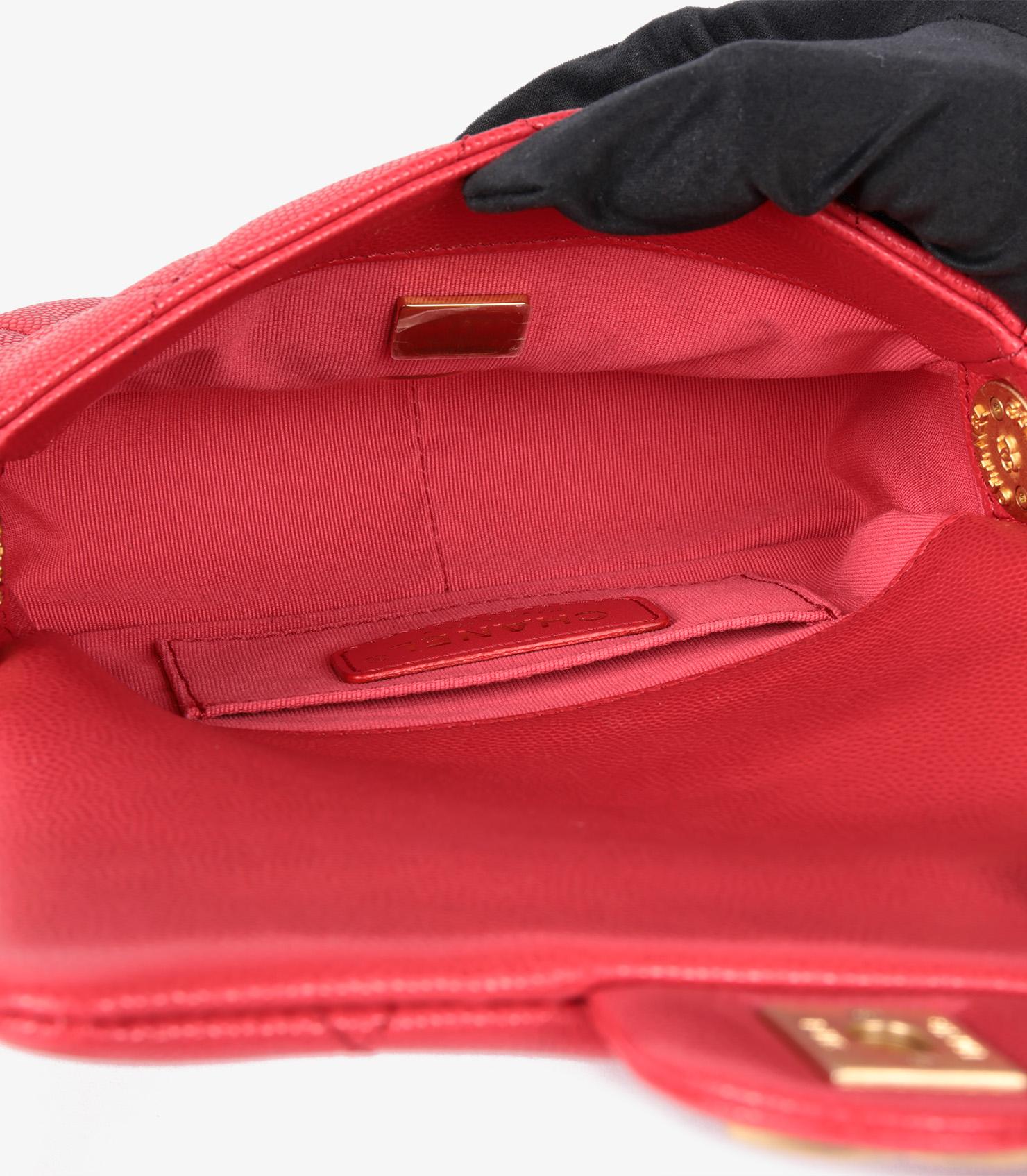 Chanel - Mini sac à rabat en cuir caviar brillant matelassé rouge à médaillon carré en vente 7