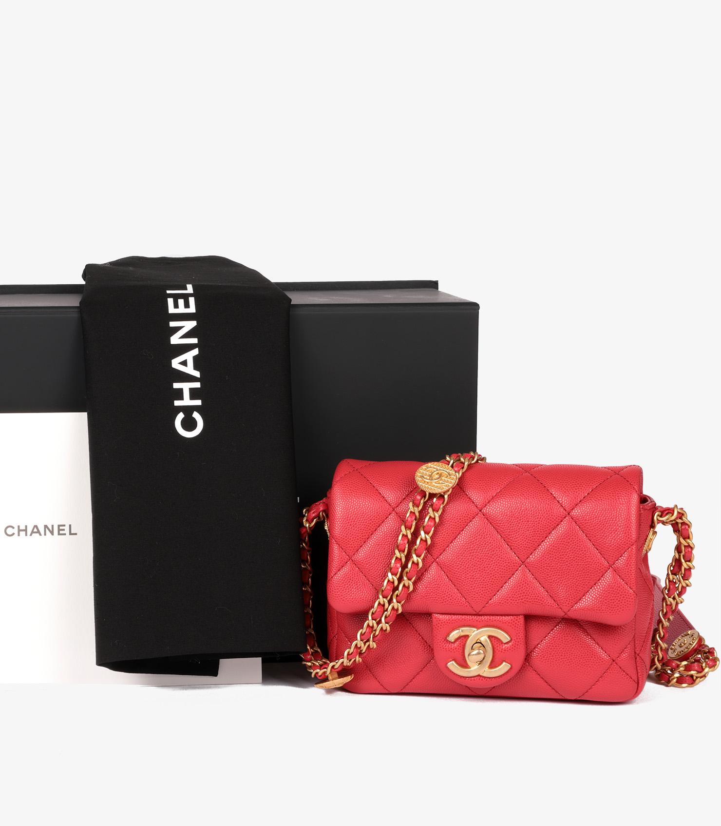 Chanel - Mini sac à rabat en cuir caviar brillant matelassé rouge à médaillon carré en vente 8