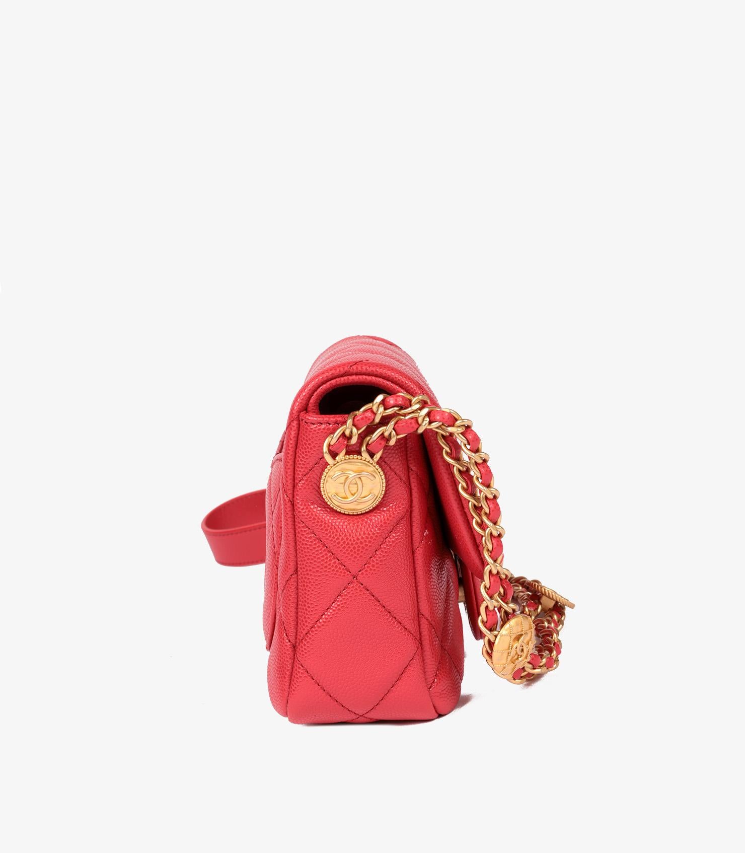 Chanel - Mini sac à rabat en cuir caviar brillant matelassé rouge à médaillon carré Pour femmes en vente