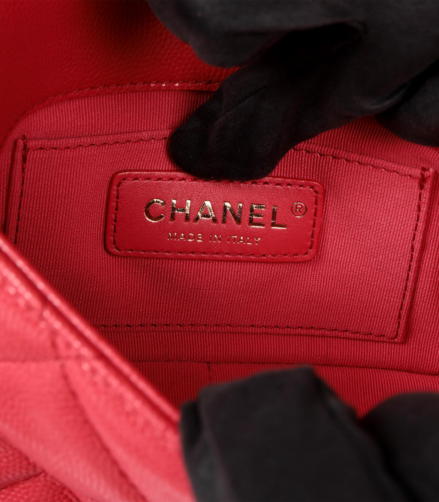 Chanel - Mini sac à rabat en cuir caviar brillant matelassé rouge à médaillon carré en vente 5