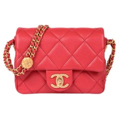 Chanel - Mini sac à rabat en cuir caviar brillant matelassé rouge à médaillon carré