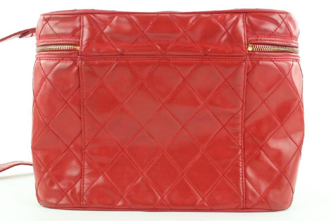 Chanel Vanity Case Fourre-tout rouge matelassé avec sangle 860902 en vente 5
