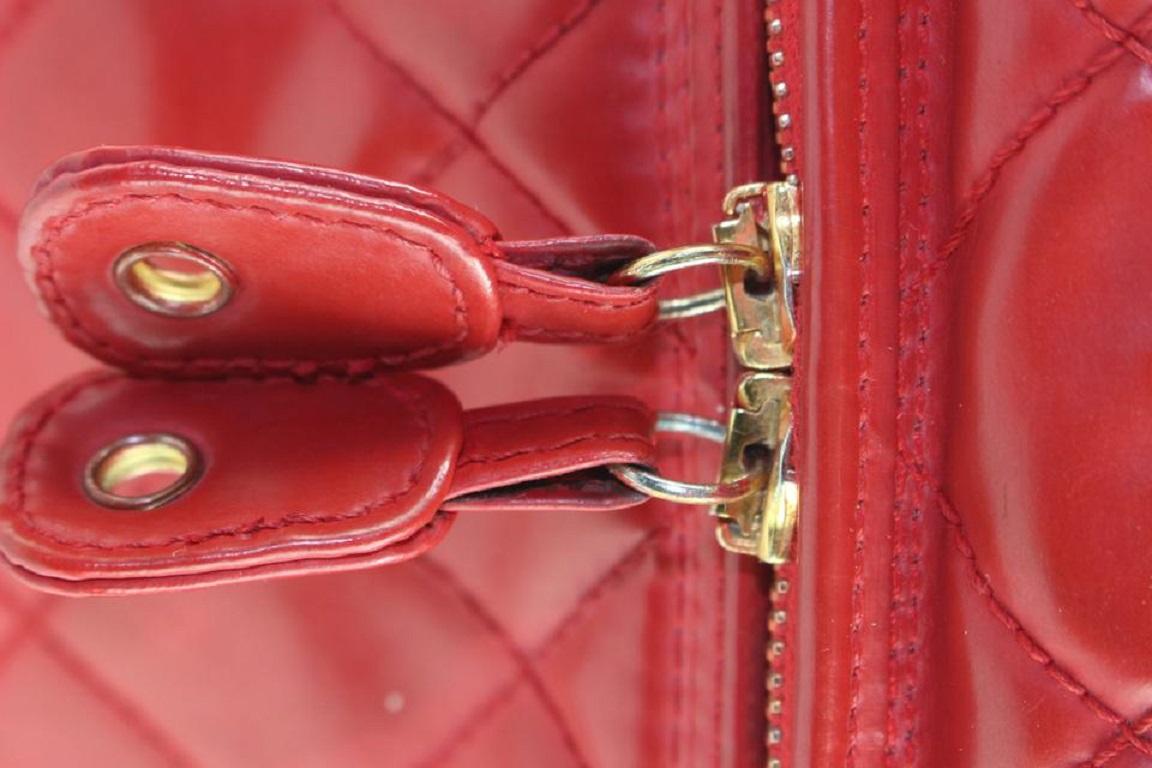Chanel Vanity Case Fourre-tout rouge matelassé avec sangle 860902 en vente 6