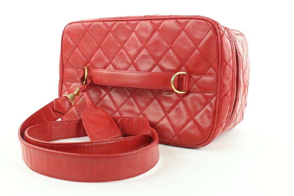 Chanel Vanity Case Fourre-tout rouge matelassé avec sangle 860902 en vente 1