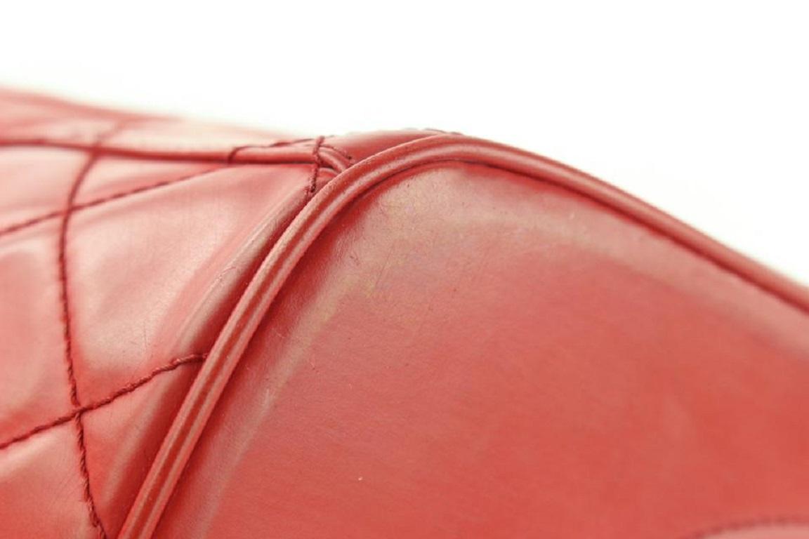 Chanel Vanity Case Fourre-tout rouge matelassé avec sangle 860902 en vente 3