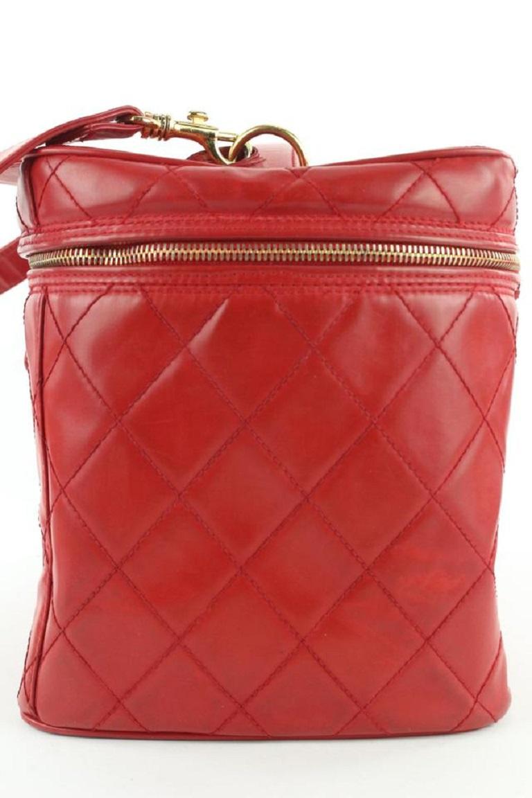 Chanel Vanity Case Fourre-tout rouge matelassé avec sangle 860902 en vente 4