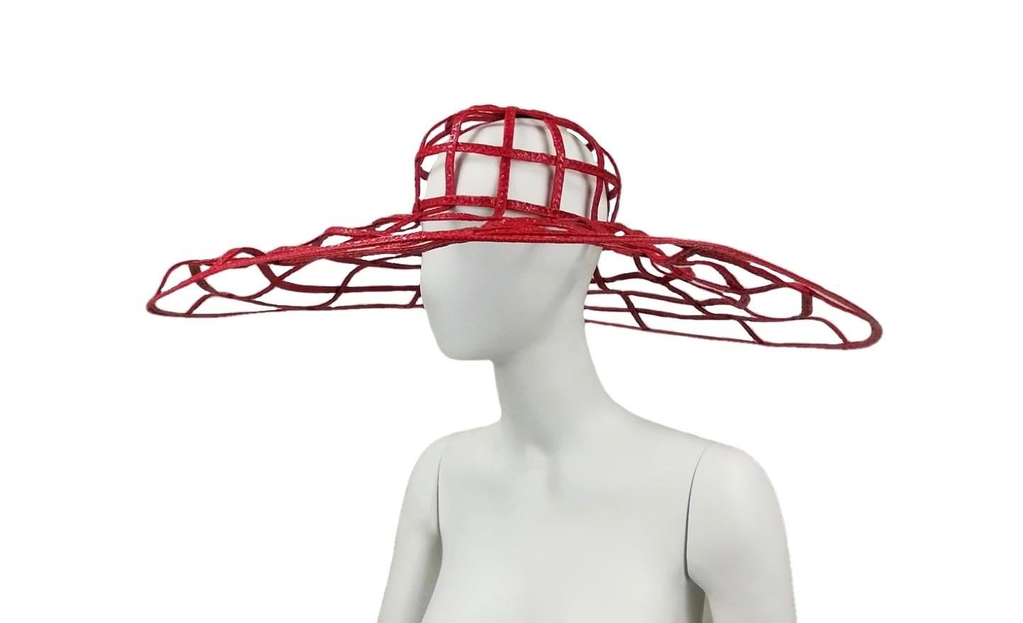 CHANEL Frühjahr 1992 
Äußerst seltener netzartiger Hut aus rotem Bast mit sehr breiter Krempe
Maßnahme 57
Außendurchmesser cm. 66 - Außenumfang cm. 207
Innendurchmesser cm. 18.2 - Innenumfang cm. 57
In gutem Zustand, der Hut hat im Laufe der Zeit
