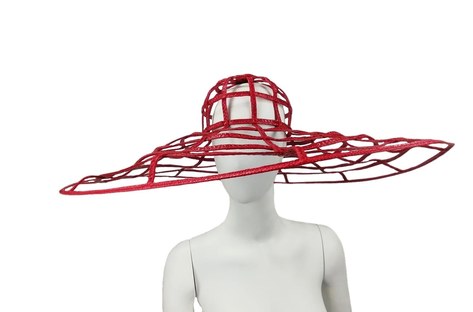 CHANEL red raffia hat Spring 1992 92P In Good Condition For Sale In Rubiera, RE