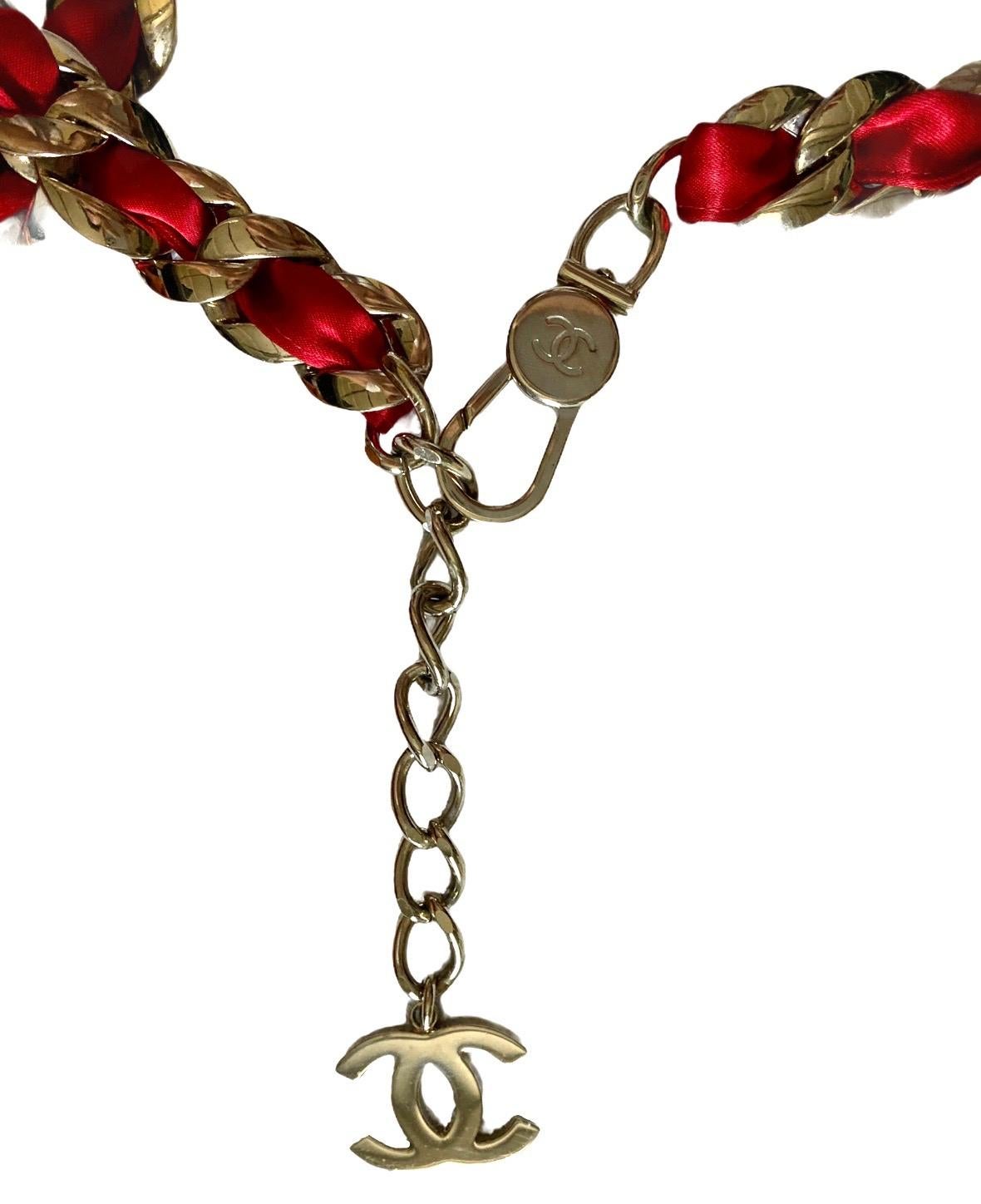 CHANEL - Ceinture rouge en satin tressé Signature Woven Chain Link CC Logo Pour femmes en vente