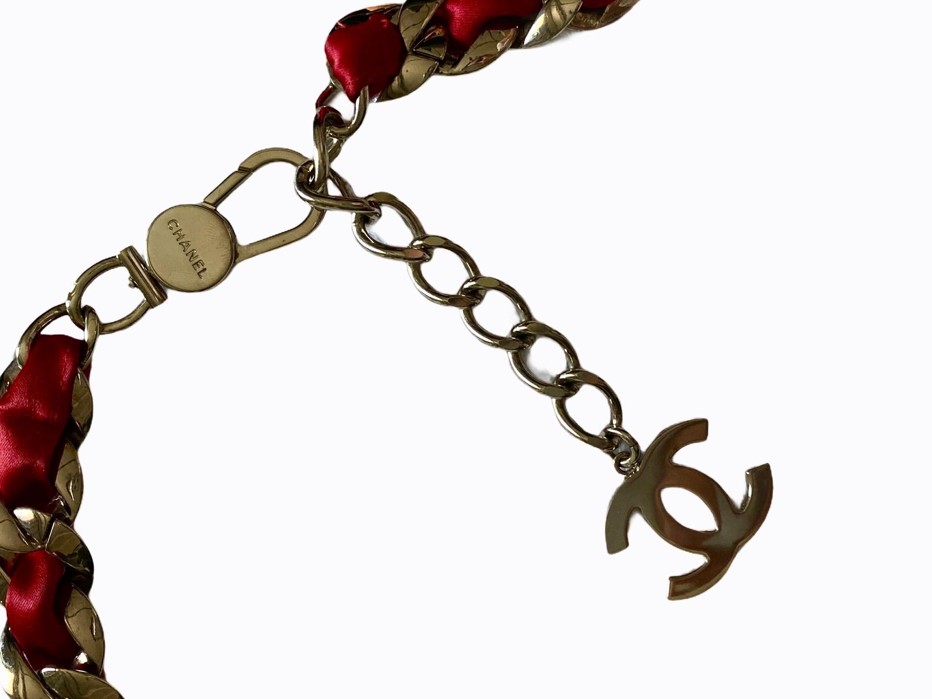 CHANEL - Ceinture rouge en satin tressé Signature Woven Chain Link CC Logo en vente 1