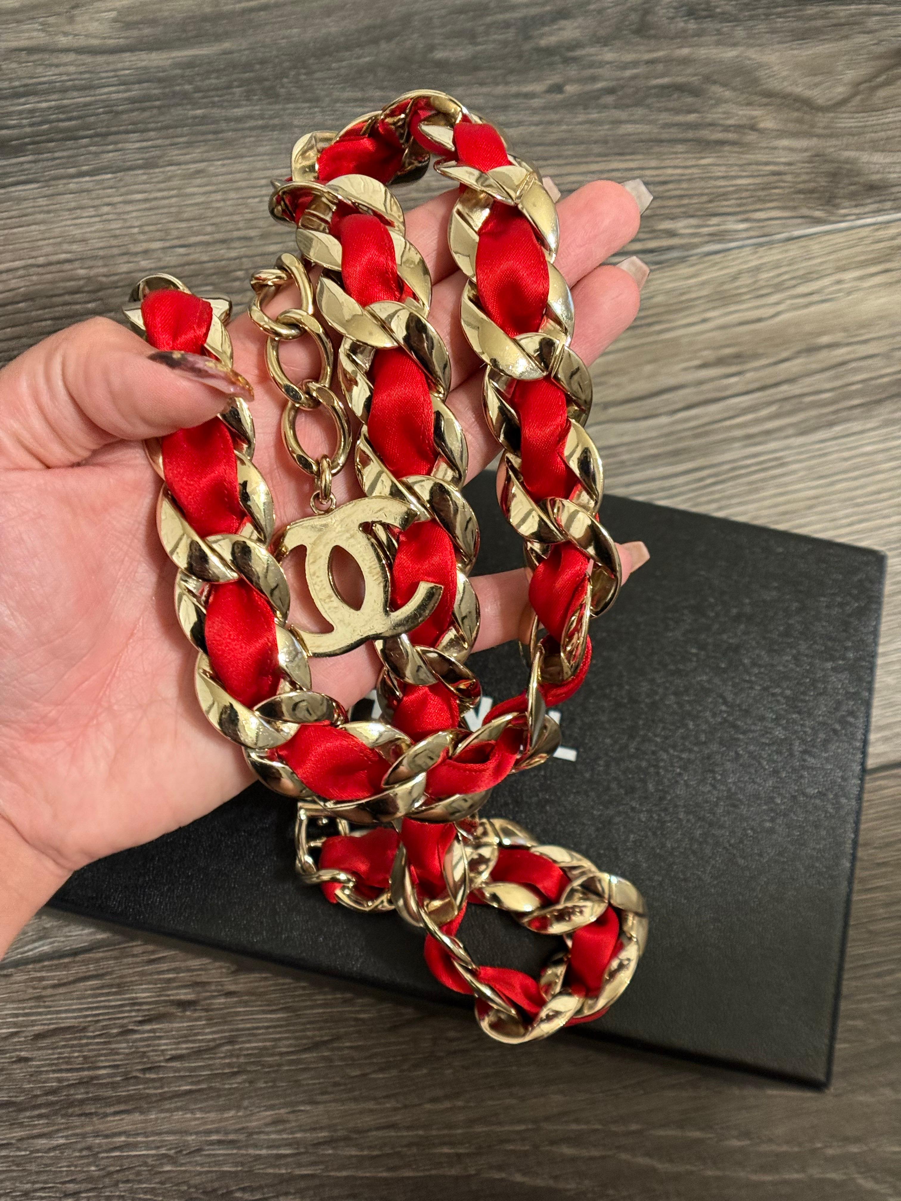 Cintura Chanel con logo CC in raso rosso, intrecciata a catena, circa 2008 in vendita 5