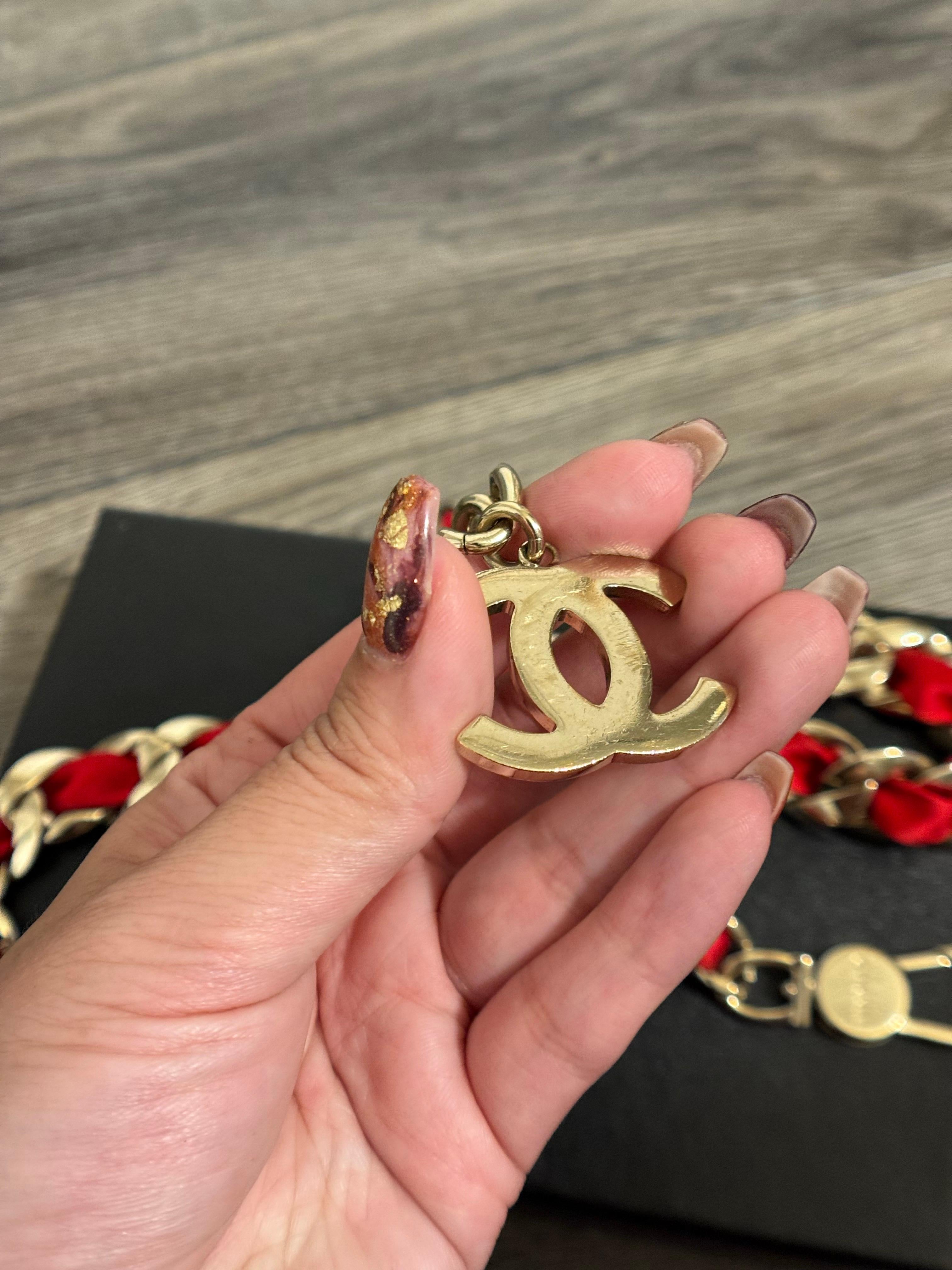 Cintura Chanel con logo CC in raso rosso, intrecciata a catena, circa 2008 in vendita 6