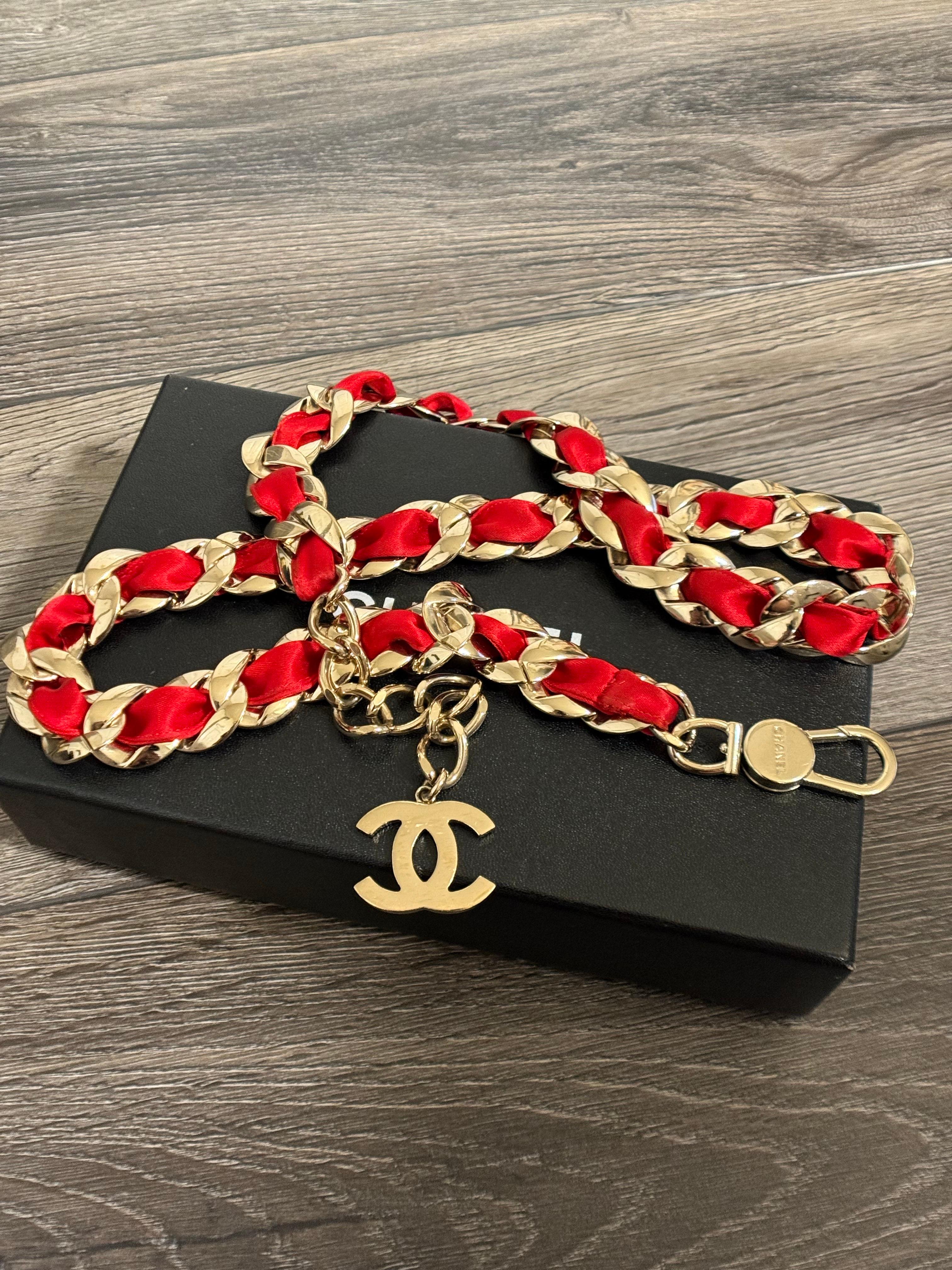Cintura Chanel con logo CC in raso rosso, intrecciata a catena, circa 2008 in vendita 7