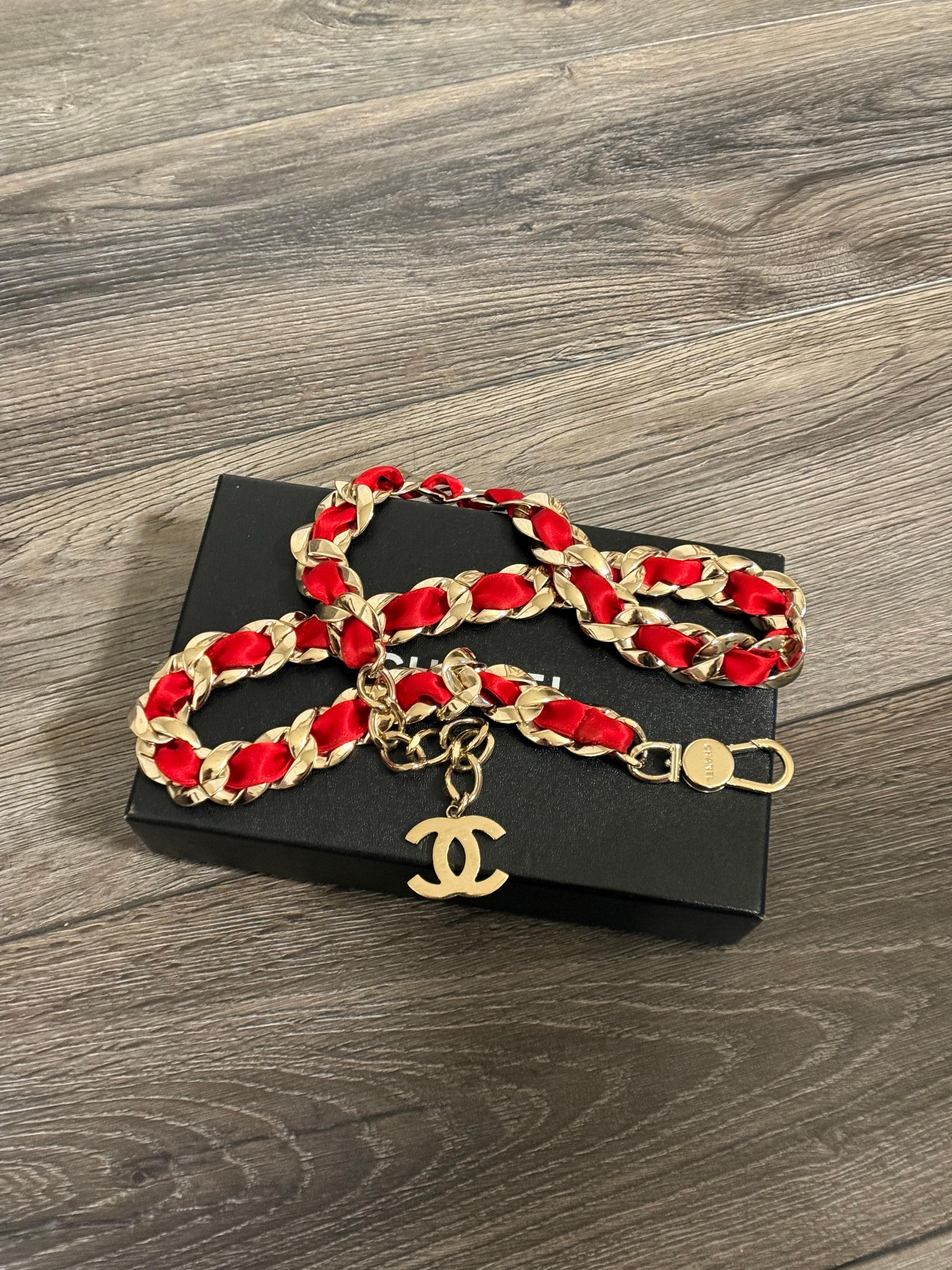 Bellissima cintura vintage Chanel in tessuto e catene
Prodotto in Italia
Collezione 2008
Condizioni generali molto buone, a parte una leggera usura e graffi su tutta la superficie. 
Misura: 35,5