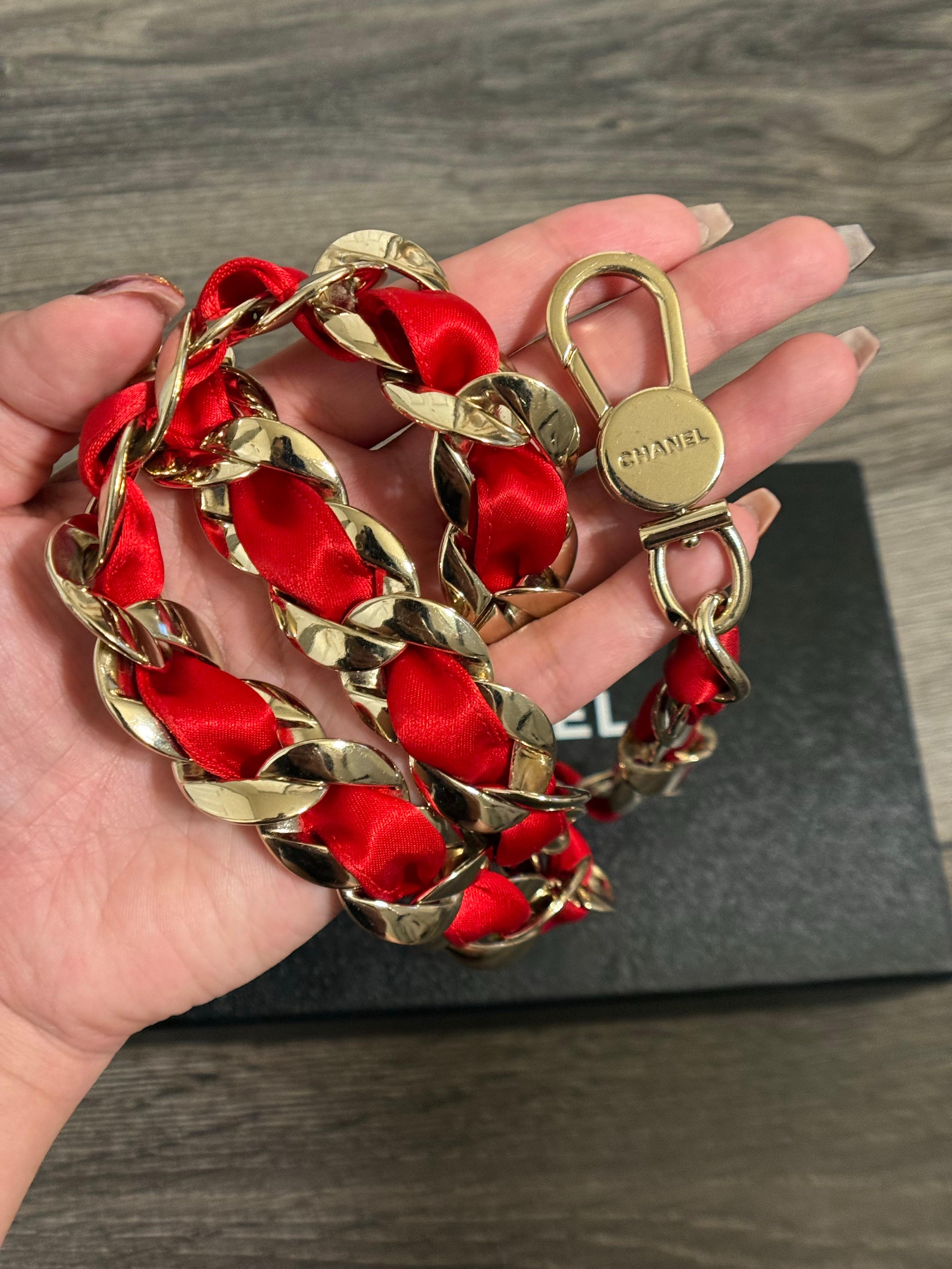 Nero Cintura Chanel con logo CC in raso rosso, intrecciata a catena, circa 2008 in vendita
