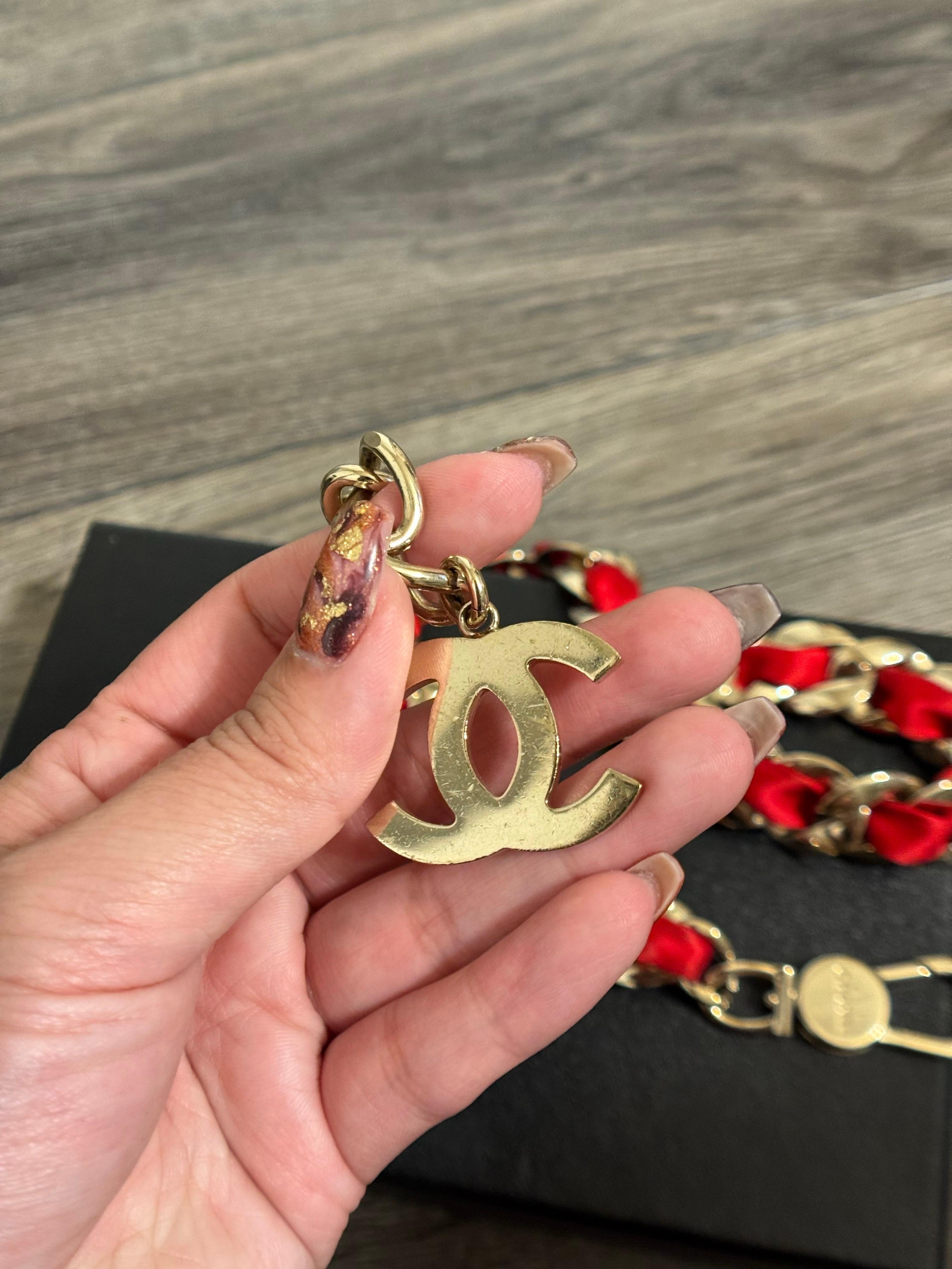 Cintura Chanel con logo CC in raso rosso, intrecciata a catena, circa 2008 In condizioni buone in vendita a Bellevue, WA