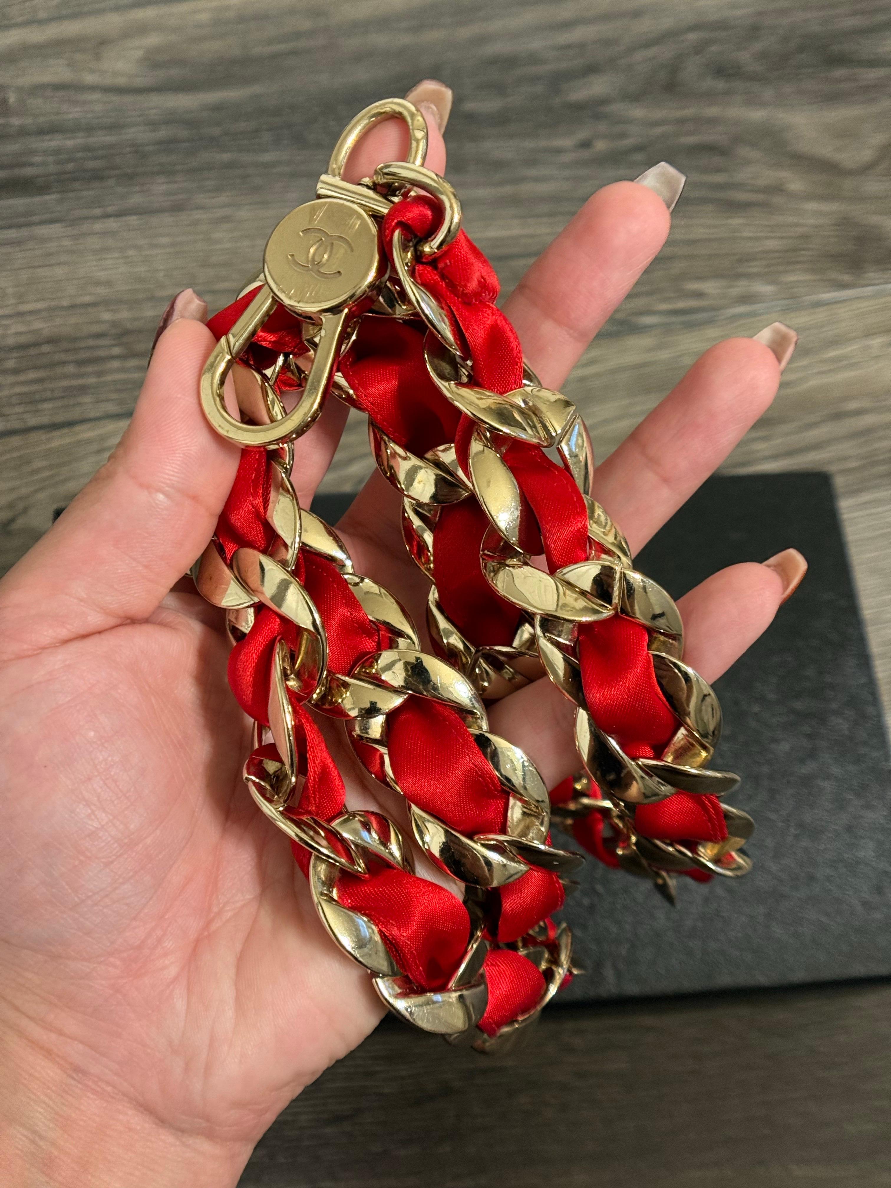 Cintura Chanel con logo CC in raso rosso, intrecciata a catena, circa 2008 in vendita 1
