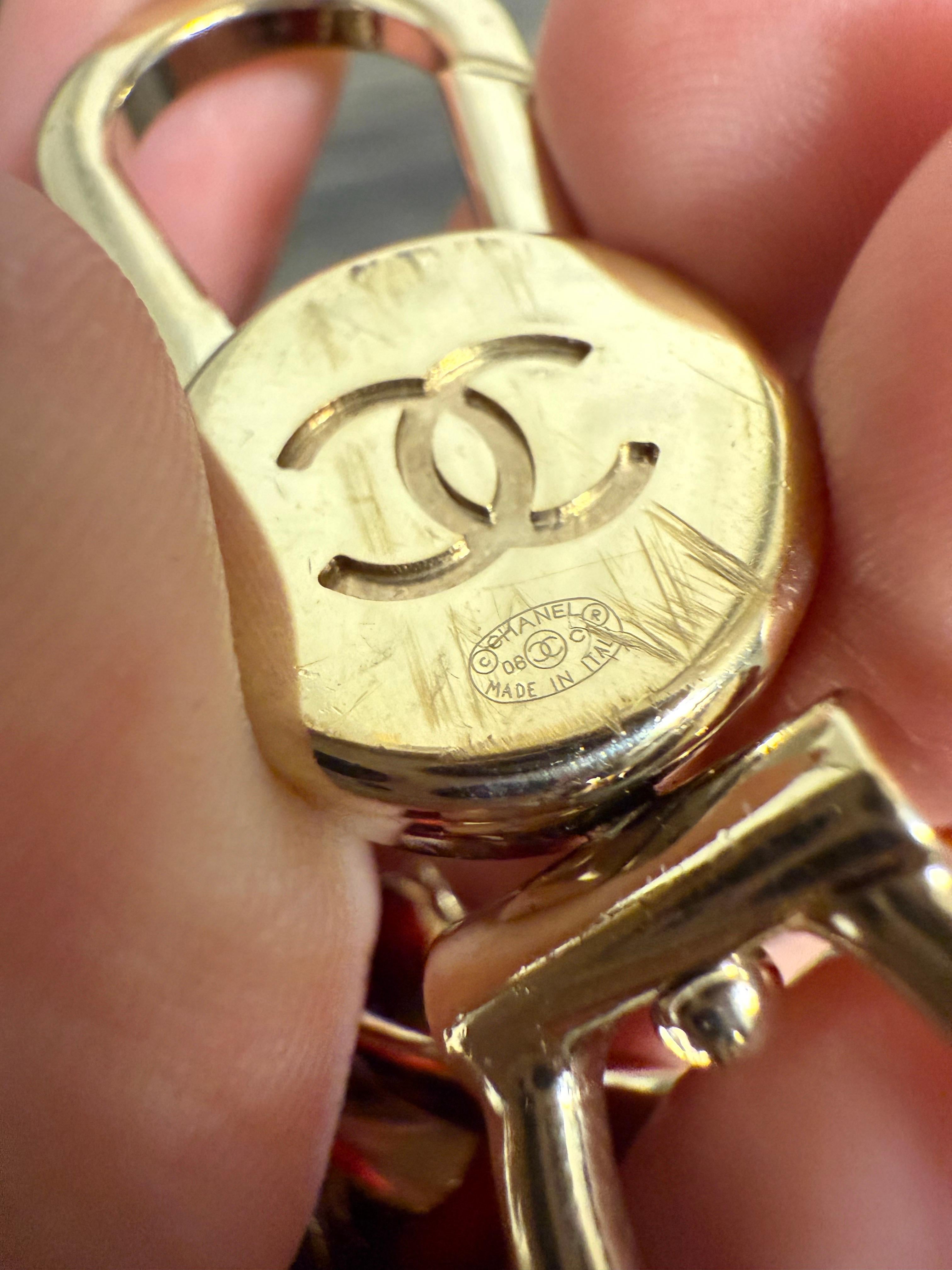 Cintura Chanel con logo CC in raso rosso, intrecciata a catena, circa 2008 in vendita 3