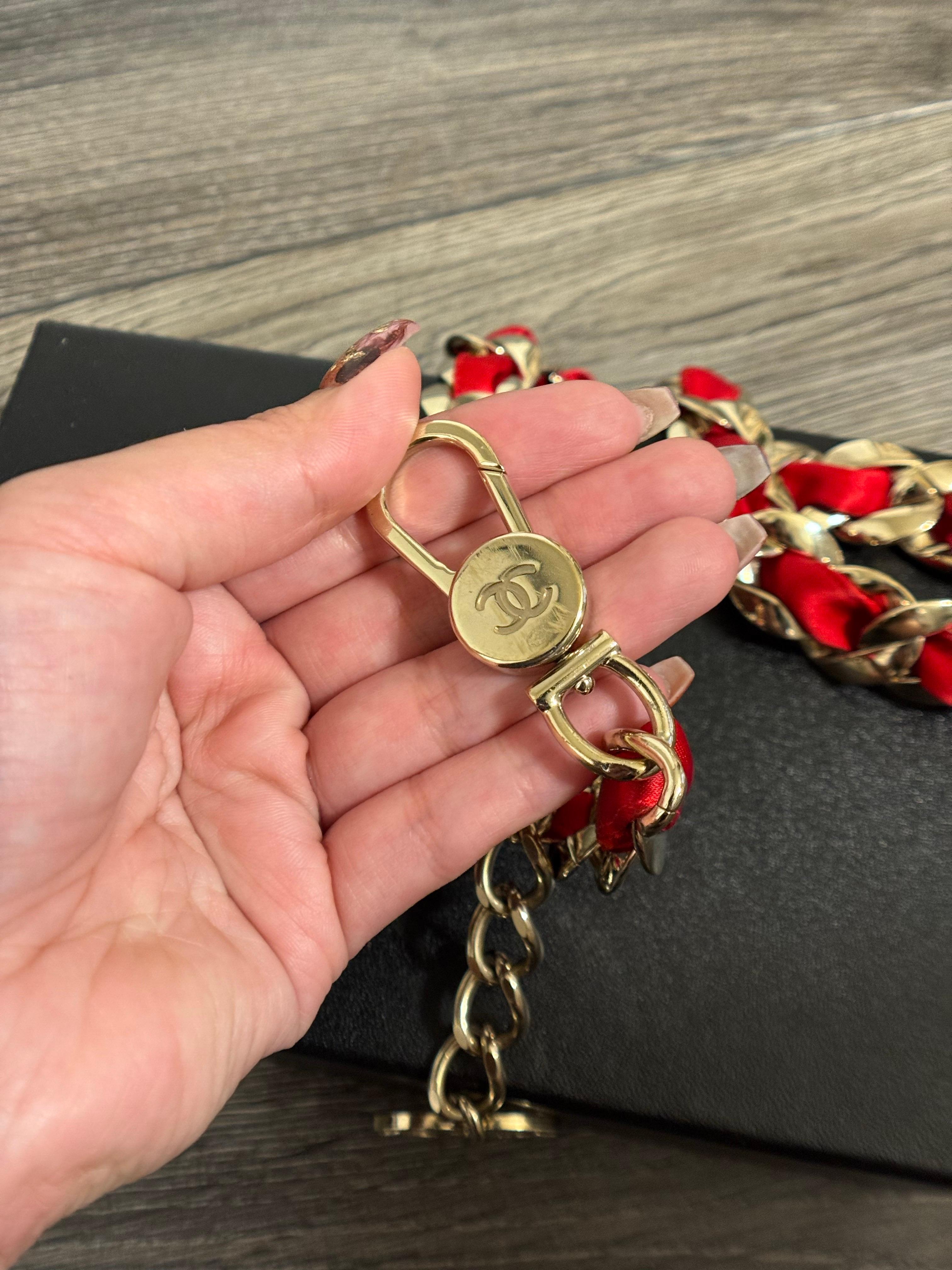 Cintura Chanel con logo CC in raso rosso, intrecciata a catena, circa 2008 in vendita 4