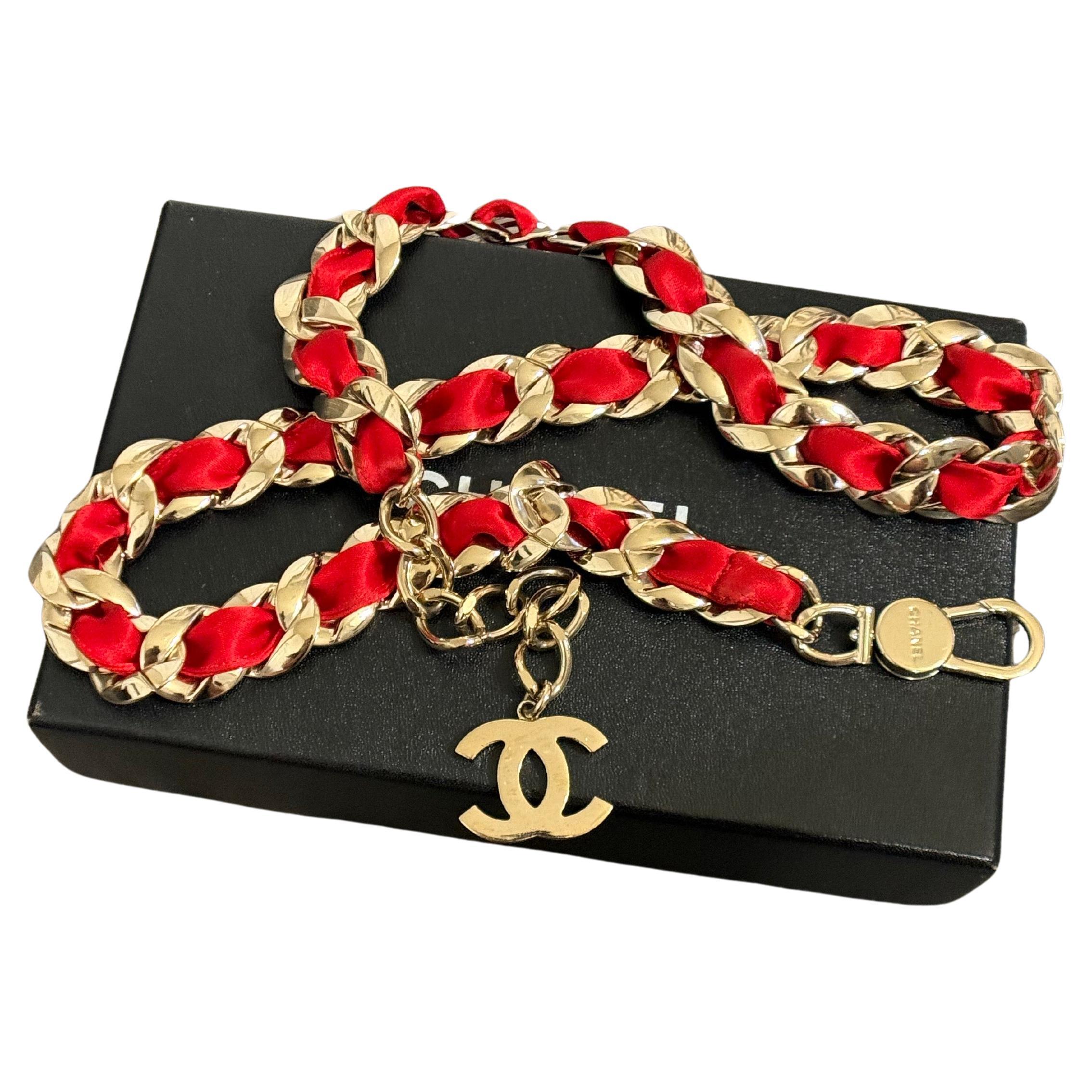 Cintura Chanel con logo CC in raso rosso, intrecciata a catena, circa 2008 in vendita