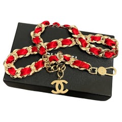 Cintura Chanel con logo CC in raso rosso, intrecciata a catena, circa 2008