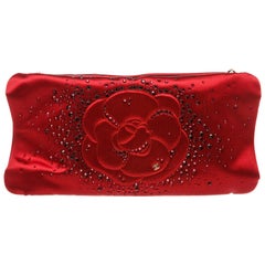 Chanel Rote Satin-Umhängetasche mit Kamelienverzierung