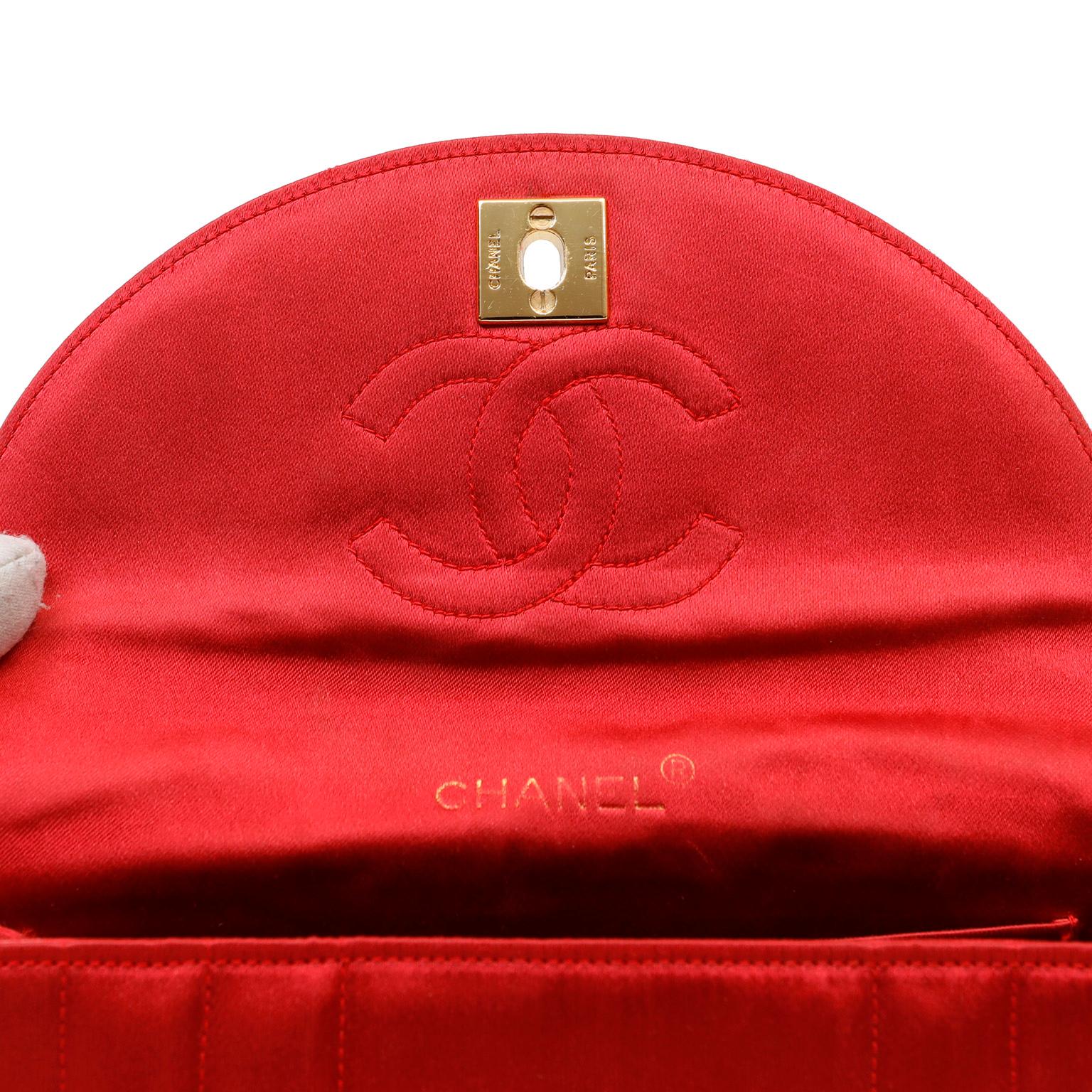 Chanel Vintage Abendtasche aus rotem Satin im Angebot 1