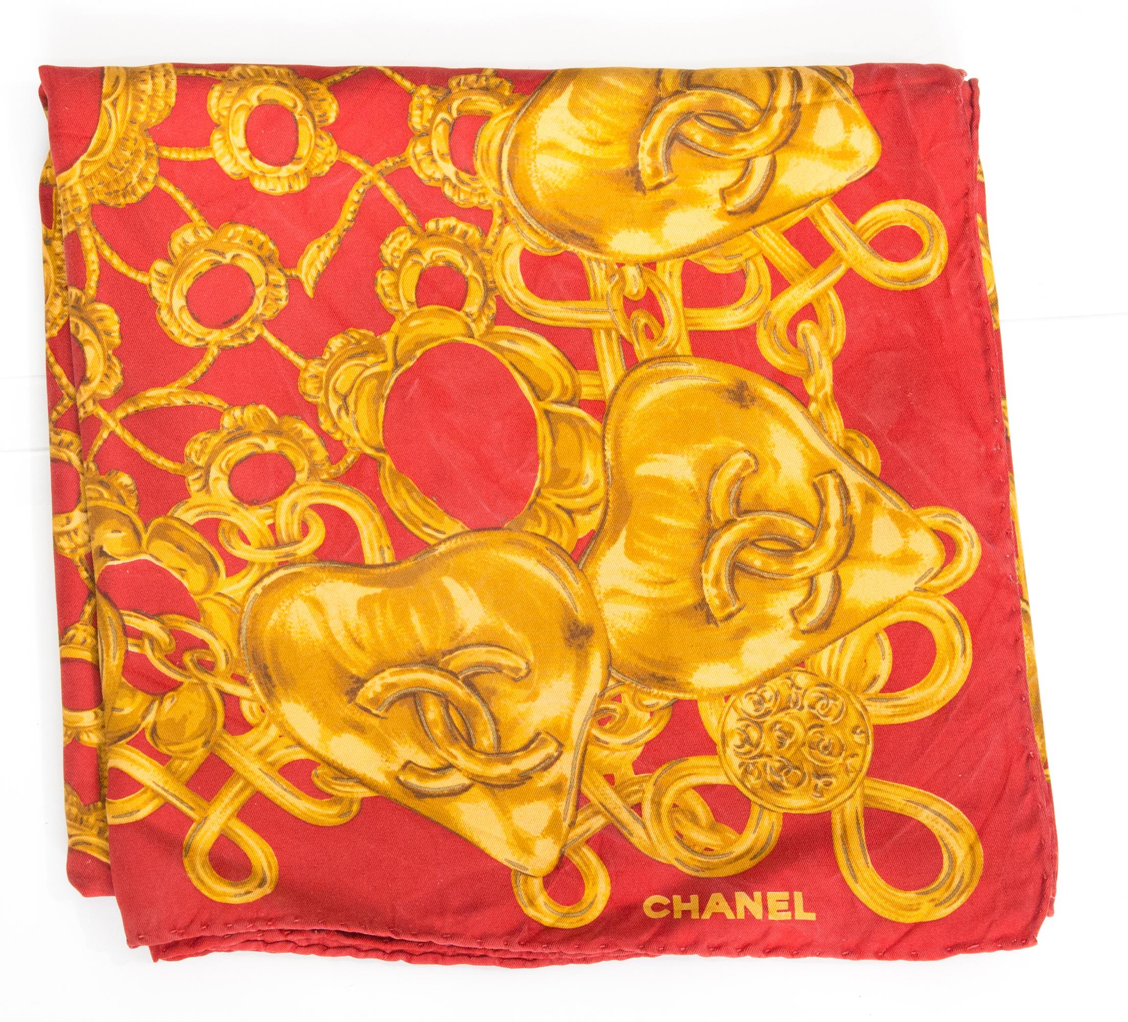 Pañuelo Chanel de seda roja con fondo rojo, estampado de joyas en tono dorado y logo estampado  y una firma con logotipo superior. 
Alrededor de 1990
Composición: 100% seda. 
En buen estado vintage. Fabricado en Francia.
98 cm X 98 cm
Le