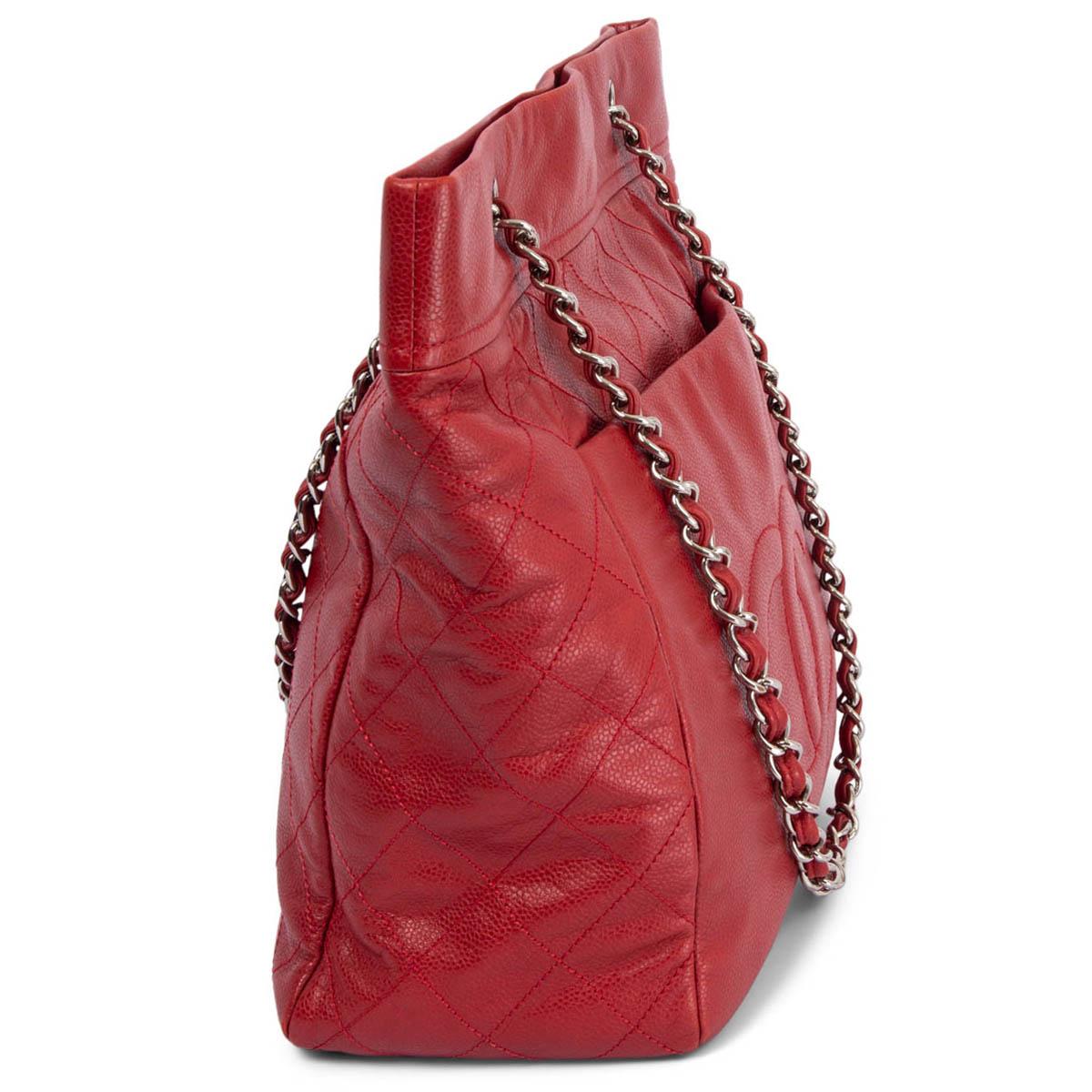 100% authentique Fourre-tout Timeless Pocket North South de Chanel en cuir souple Caviar rouge avec un grand patch CC sur le devant et des ferrures argentées. Il s'ouvre à l'aide d'un bouton magnétique sur le dessus et est doublé en toile beige. Il