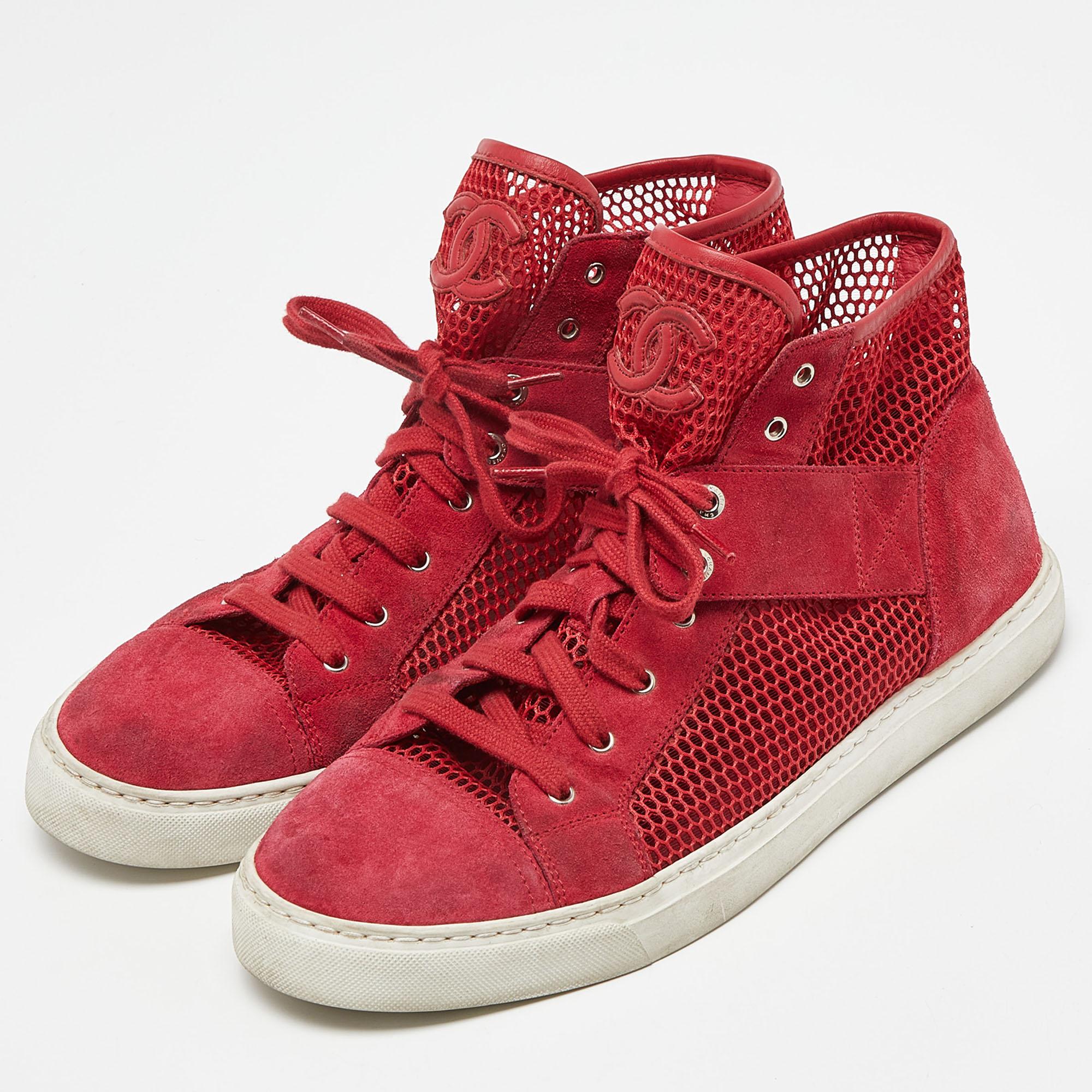 Étonnantes et robustes, ces baskets de Chanel s'avéreront être le meilleur achat. Elles sont confectionnées en daim rouge et en maille pour former une silhouette montante. Elles sont rehaussées de fermetures à lacets, de ferrures argentées et de