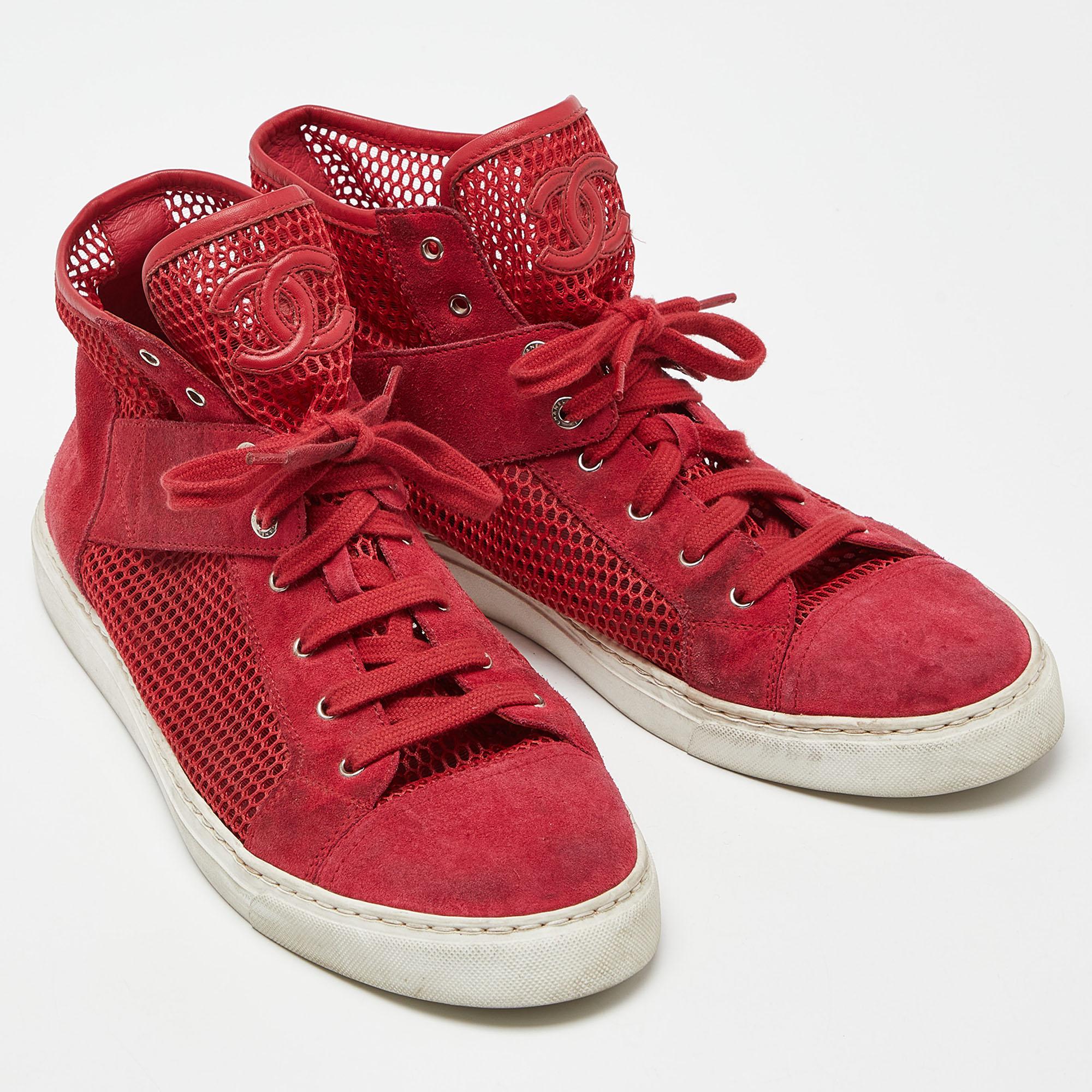 Chanel - Baskets montantes en daim et maille rouge, taille 41,5 Excellent état à Dubai, Al Qouz 2