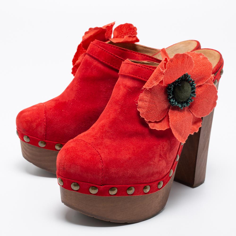 Chanel Red Suede Camellia Embellished Wooden Clogs Size 39 In Good Condition In Dubai, Al Qouz 2