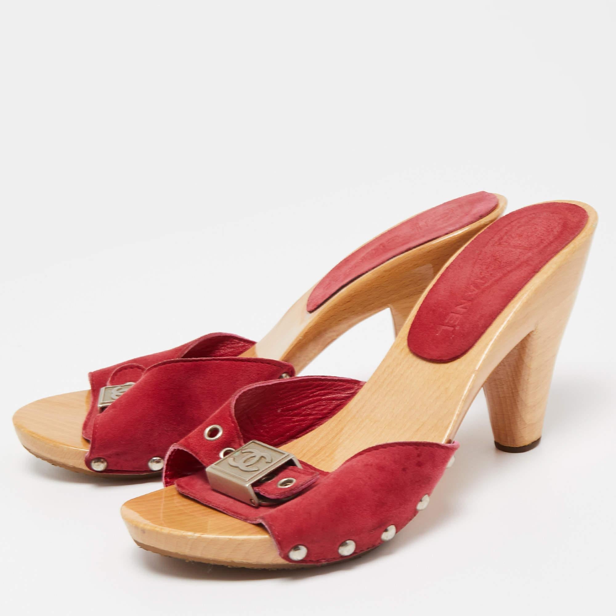 Chunky in design, these luxurious clogs exemplify the label's artistry in shoemaking. Bringing a stylish silhouette, they can be easily styled with flared pants, skirts, and dresses.

