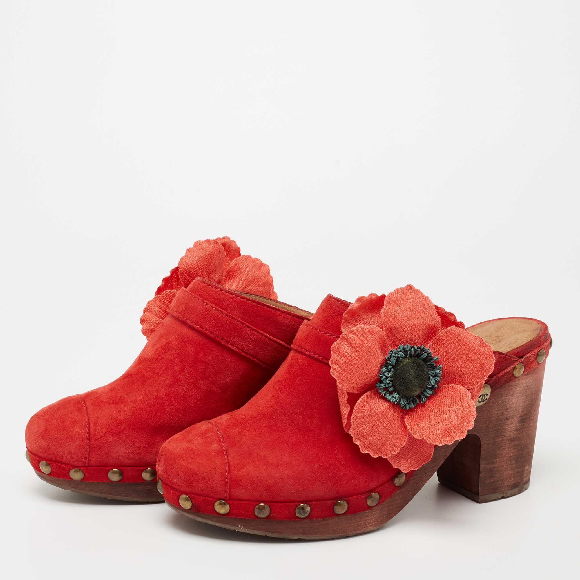 With a vintage and retro charm comes these Chanel clogs! Crafted from suede in a red shade, these beauties are elevated by floral motifs perched on the vamps. The block heels supported by sturdy platforms make them comfortable to wear all day long.


