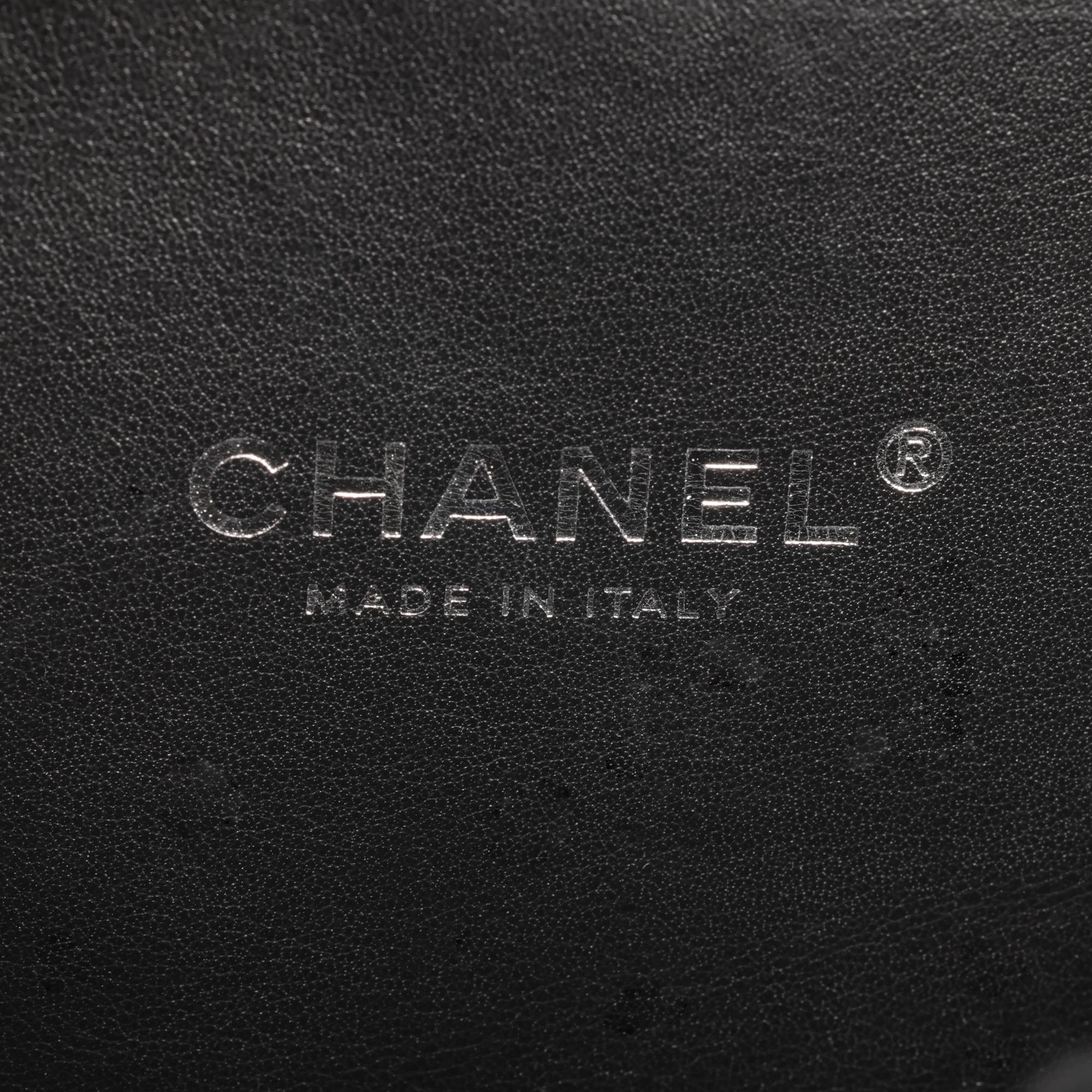 CHANEL Red Tweed & Black Lambskin Leather Small Filigree Vanity Case in vendita 5