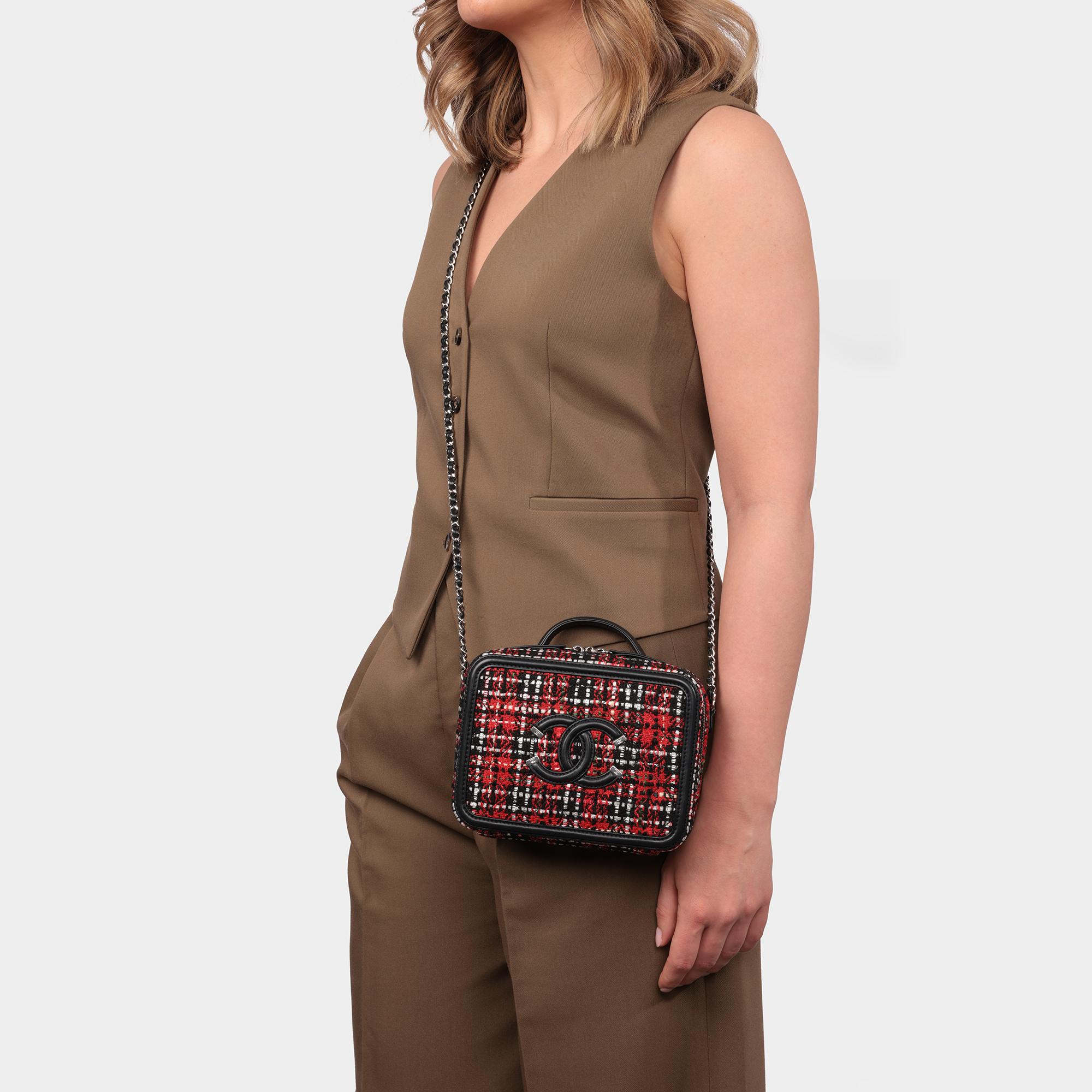 CHANEL Red Tweed & Black Lambskin Leather Small Filigree Vanity Case in vendita 7