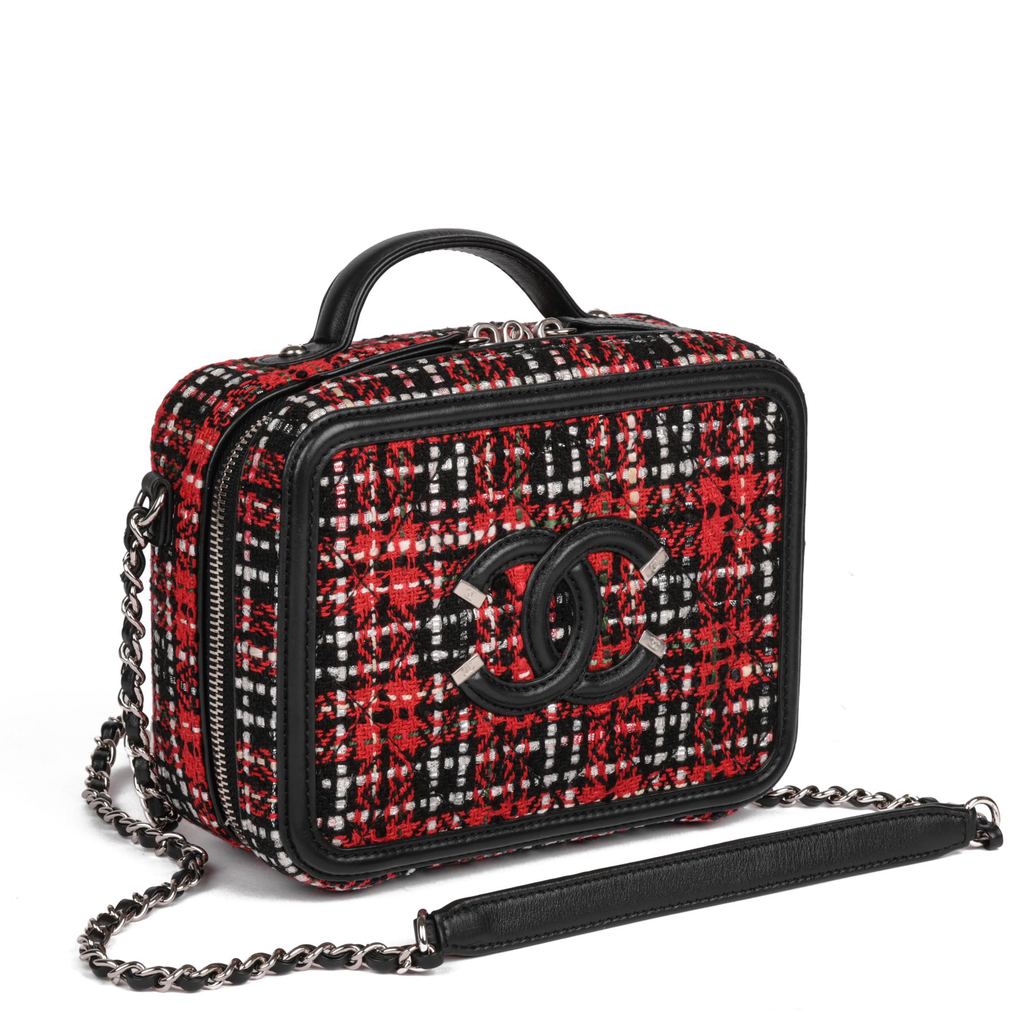 CHANEL
Red Tweed & Black Lambskin Leather Small Filigree Vanity Case

Xupes Reference: HB5183
Serial Number: 29888314
Age (Circa): 2019
Accompanied By: Chanel Dust Bag, Authenticity Card, Clochette
Authenticity Details: Authenticity Card, Serial