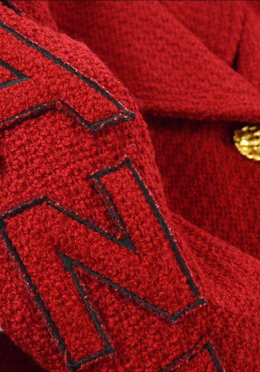 CHANEL Rote Tweed-Blazerjacke 'CHANEL' mit schwarzem Logo im Zustand „Gut“ im Angebot in Chicago, IL