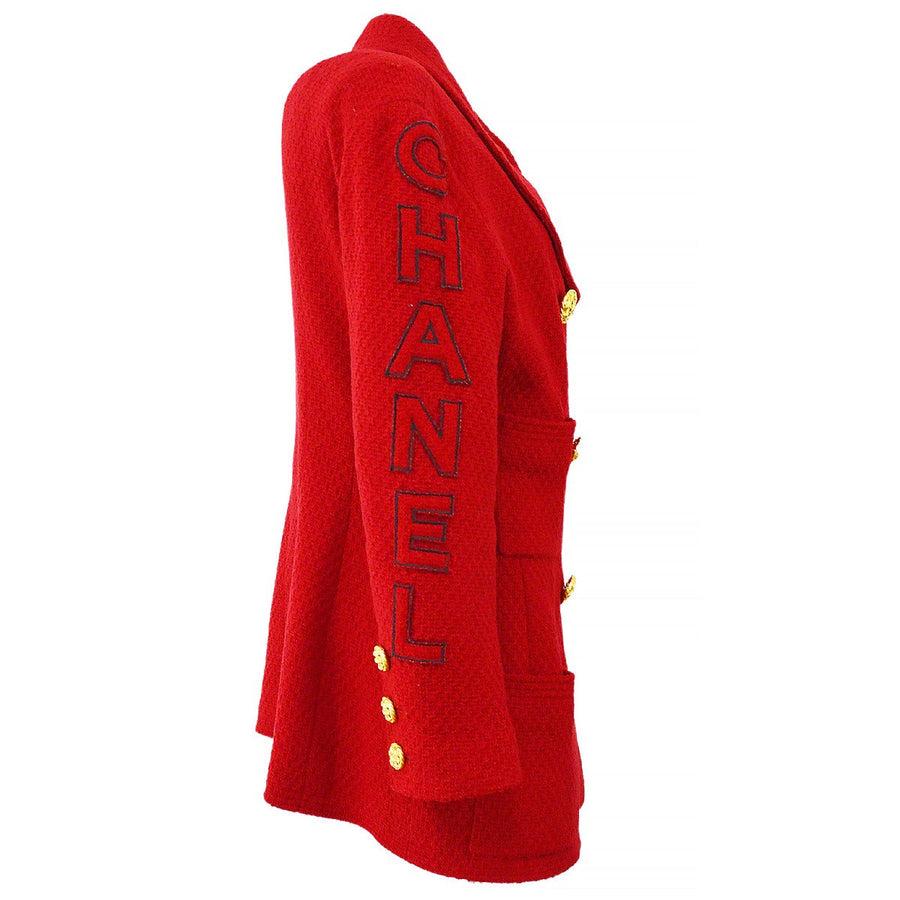 CHANEL Rote Tweed-Blazerjacke 'CHANEL' mit schwarzem Logo Damen im Angebot