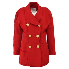 CHANEL - Veste blazer en tweed rouge 'CHANEL' avec logo noir